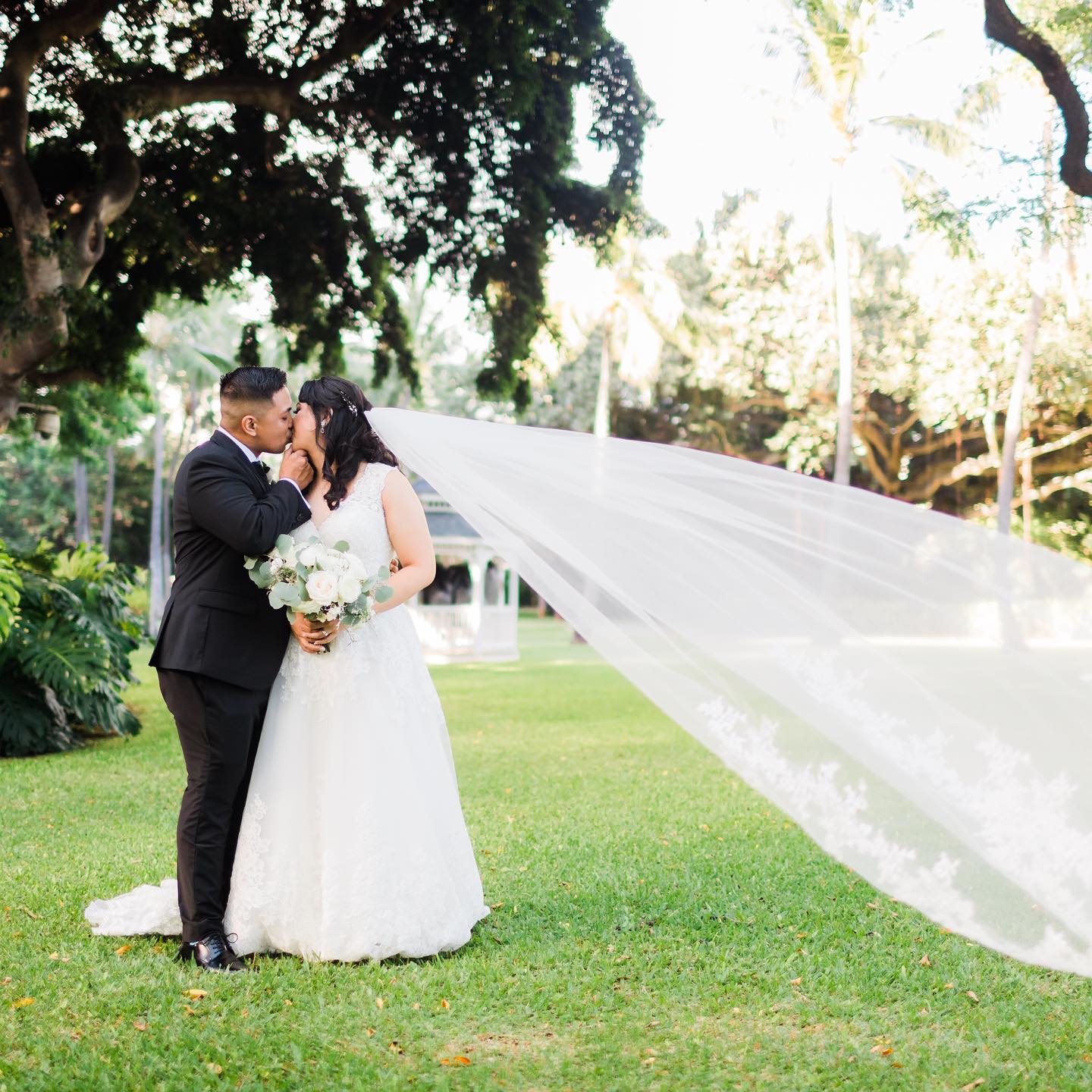 Exactly a year ago today this beautiful couple flew down from San Diego to celebrate their big day with all their loved ones. Happy Anniversary Mr. & Mrs. Comesario!
This moment was captured by @keoni_michael at @halekoahotel’s courtyard.