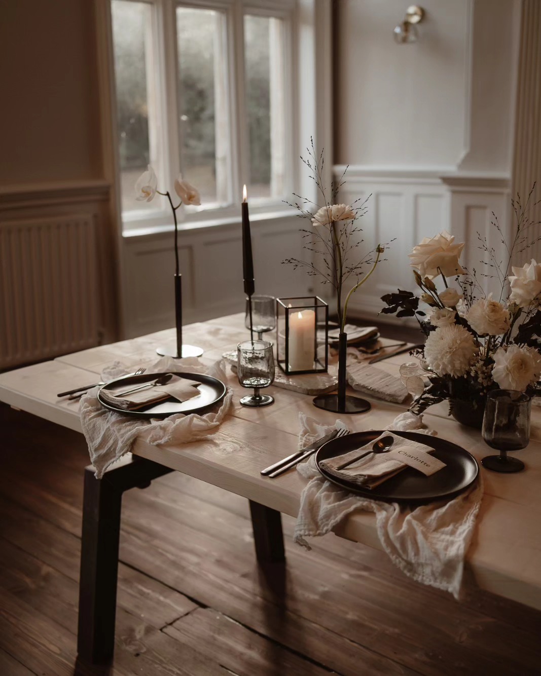 Black and white is always a vibe in my opinion. Classic 👌
Photography @toriafrancesphoto
Venue @woodborough_hall
Florals @_everwild
#twoeightone #weddingstyling #weddingdecor #tablescape #minimal #minimalistwedding #blackandwhitewedding #weddingflorals