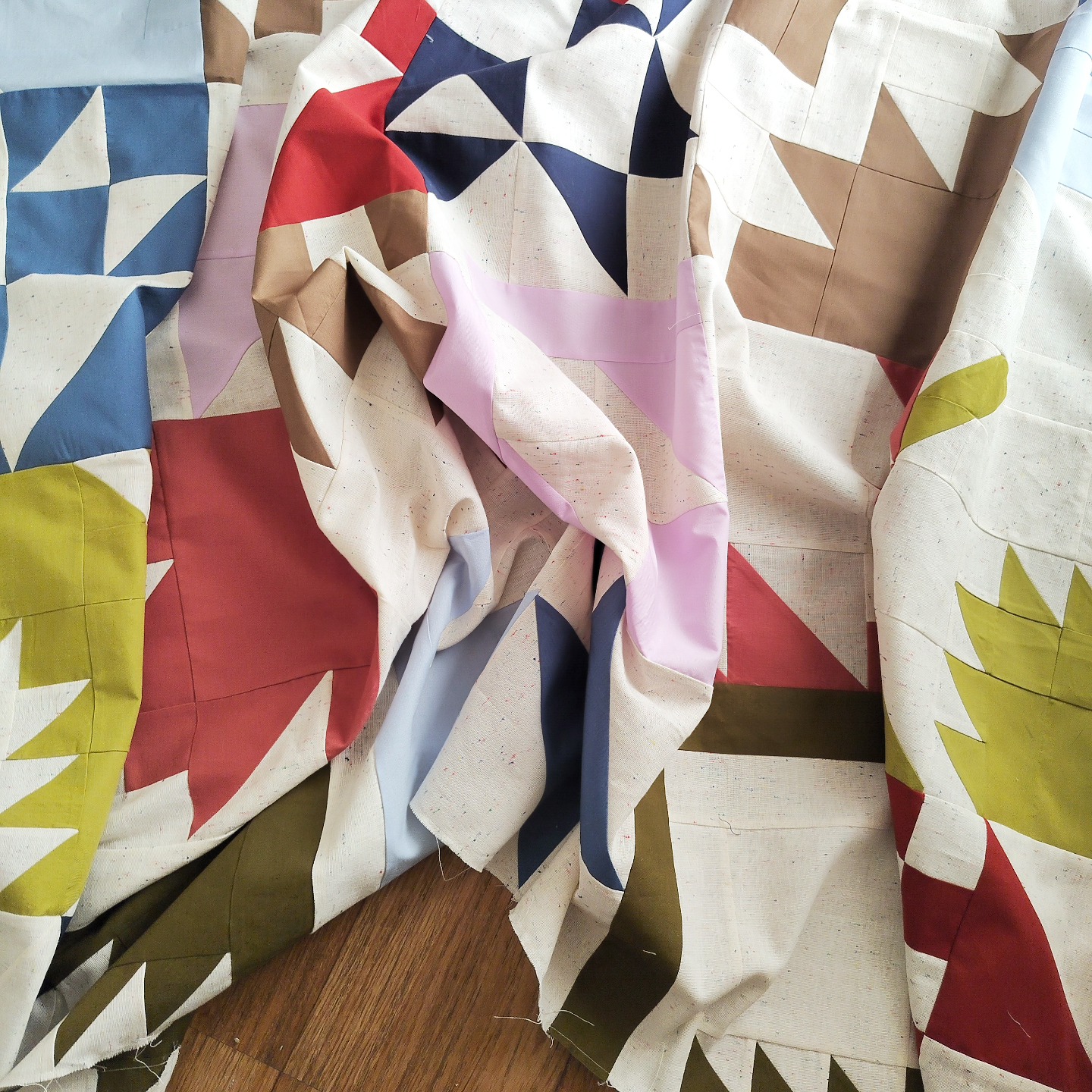 This is my favorite thing I've ever made. My kids are already arguing over who gets it, and there were a couple games of "twister" played on it as I laid it on the living room floor for examination 😂
I love how the speckled #essexlinen pulls it all together and will make for one freaking snuggle bomb of a quilt 😍
Shout-out to @sewtopia for the color consulting 🙌🏼
#CampQuarterStar