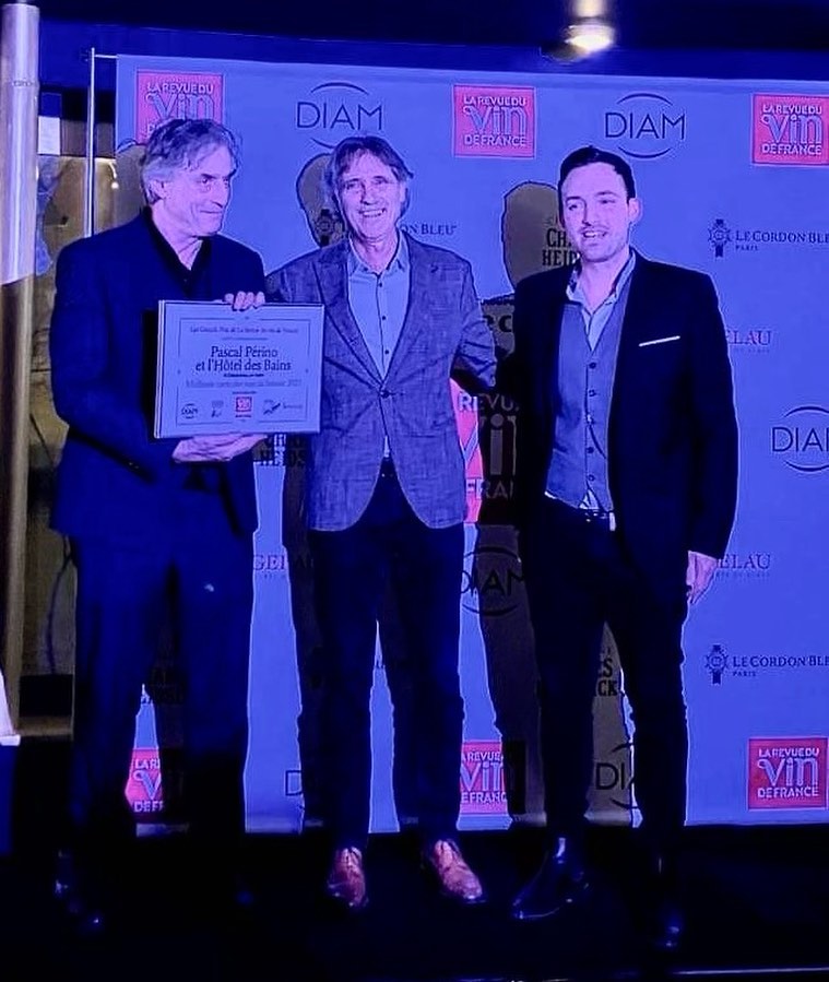 Le 5 janvier, la prestigieuse Revue du vin de France a nommé l' Hôtel des Bains, meilleure carte des vins 2023.
Remerciements et reconnaissance à la RVF, à Denis Saverot et Philippe de Cantenac, des mains duquel nous avons reçu le diplôme.
Merci aussi à tous nos fidèles clients qui par leur confiance et leur support nous ont portés vers cet immense honneur.
https://www.larvf.com/la-carte-des-vins-de-l-annee-l-hotel-des-bains-a-charavines,4808070.asp