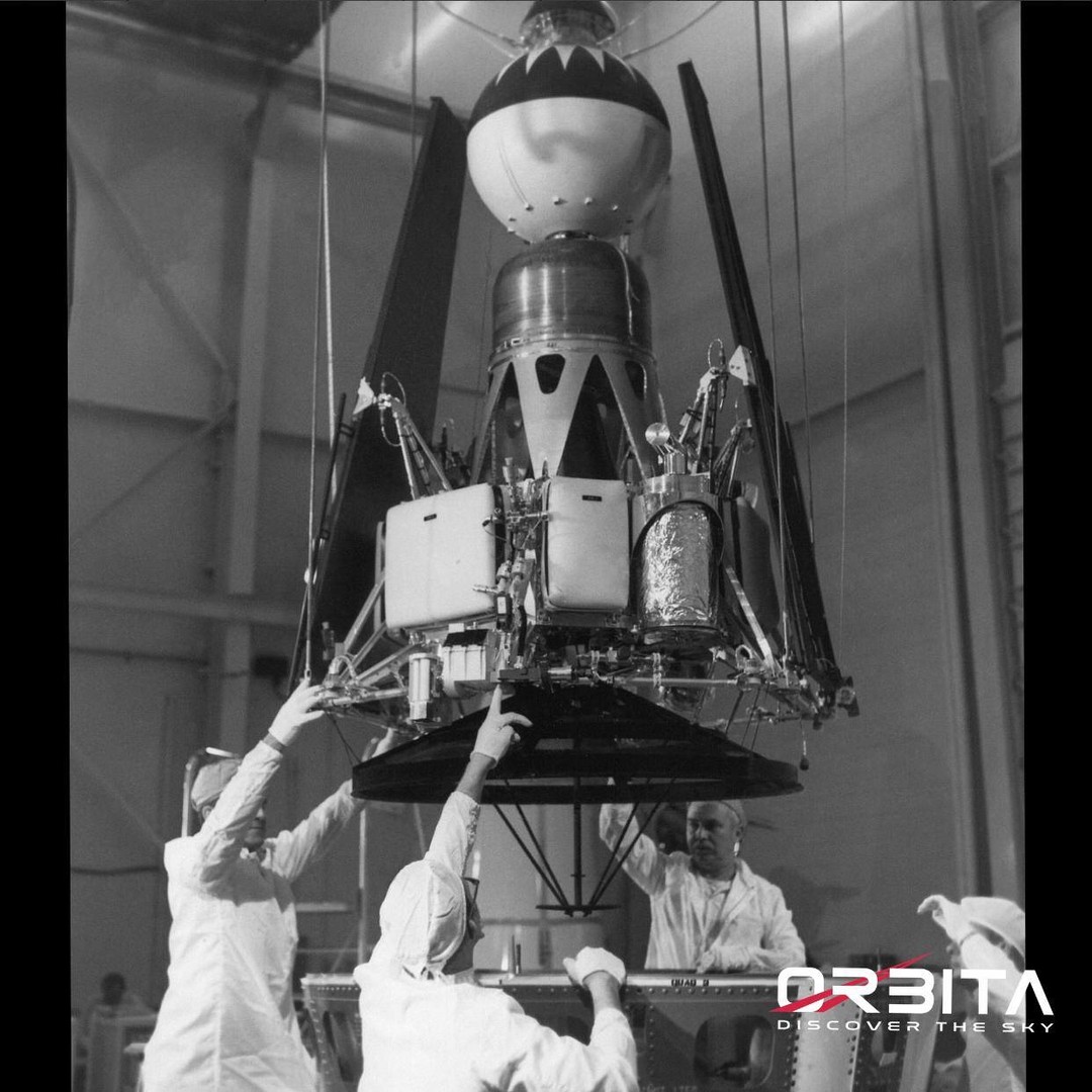 La corsa allo spazio: la conquista della #Luna.
Erano le 20:50 (UTC) del 23 Aprile 1962 quando il razzo Atlas-Agena b partì dall'Air Force Station Launch Complex di Cape Canaveral (Florida).
Il vettore trasportava con sé il Ranger 4: una sonda appartenente al Programma Ranger destinata a raggiungere la Luna, fotografarla e compiere alcuni studi scientifici prima di precipitare al suolo.
Dotata di una videocamera “vidicom”, uno spettometro a raggi x, un altimetro radar e un sismometro, era il primo tentativo degli Stati Uniti d'America di far atterrare una sonda sul suolo lunare (i sovietici ci erano già riusciti nel '59 con Luna 2). A causa di diversi problemi tecnici la sonda smise di funzionare 10 ore dopo il lancio per mancanza di energia elettrica e impattò dopo 64 ore di volo sul lato opposto della Luna (con una velocità di 9.600 km/h) il 26 aprile del 1962; ciò decretò il fallimento della missione.
#ORBITA, discover the sky
Image credit: @nasa ·
·
·
·
·
·
·
·
#nasa #moon #60s #blackandwhite #florida #usa #astronomy #astrophotography #astrofacts #space