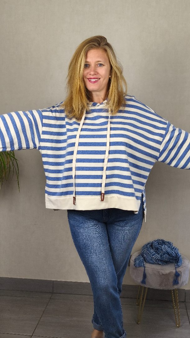 ⚓ Un look simple, paisible et facile à porter 🌊
Le pull MARINE incarne parfaitement la nouvelle collection "Douce lueur" qui sera à découvrir en intégralité Dimanche à 18h ‼️🤗
Ici il est associé au jean MOM pour des journées tout en douceur 🌤️
.
.
❓Le plus dur sera de choisir ta couleur préférée pour ce p'tit pull à capuche ❓ 🤪
.
.
.
#modchadeschoux #doucelueur #collectionavenir #pullmarine #lookzen #modefemme #pretaporterfemme #teasingmode #styleconfort #modeduquotidien #modecurvy #ootdfemme #vichy #eshopfemme