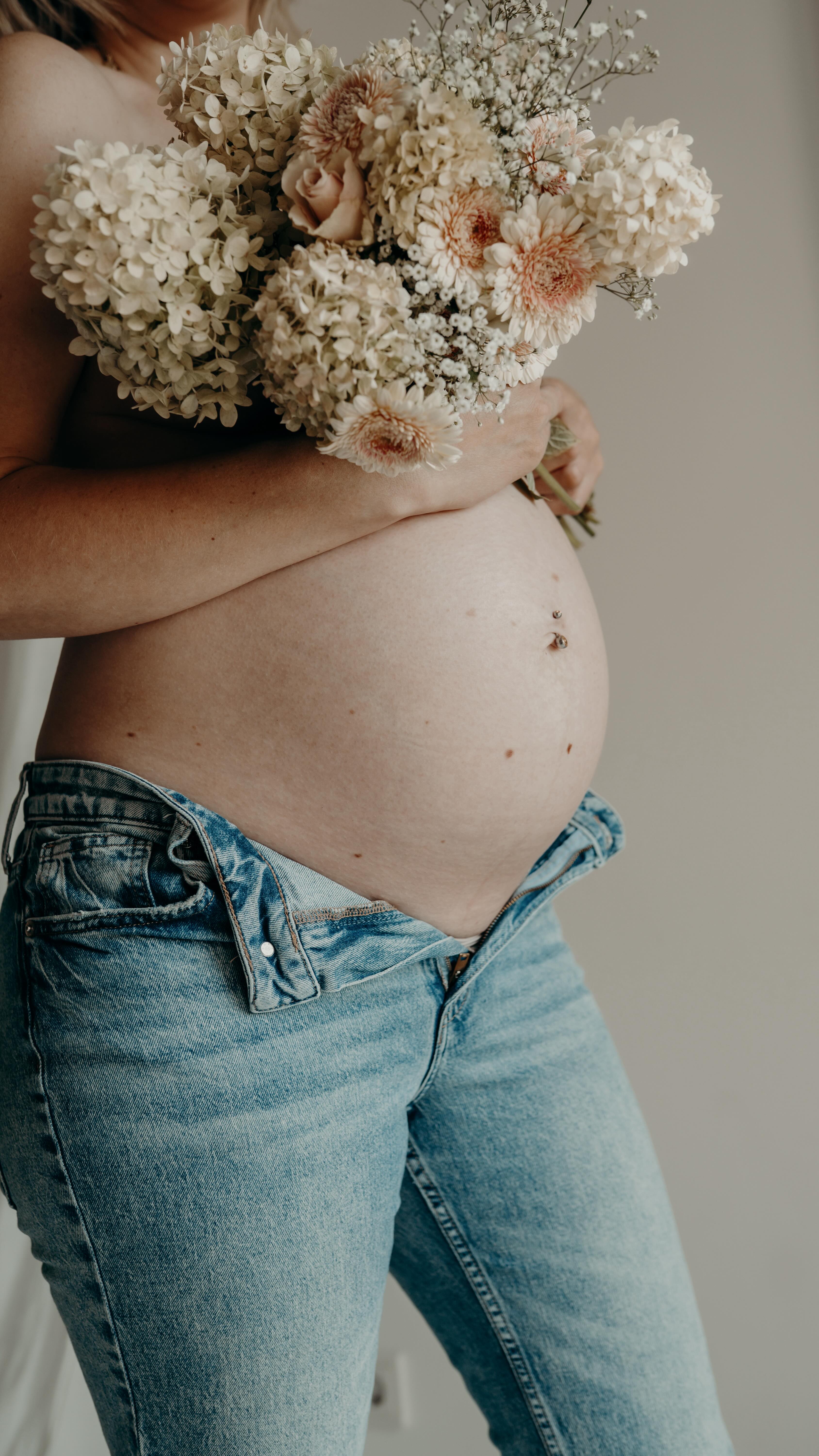 Folge mir @soulmom.era @soulmom.era für deine Erinnerungen mit deinem Kind!
Voller Verbindung und Liebe. Mit allem was zwischen euch ist ✨ Ich mache sichtbar was du fühlst! Deine innere Stärke die du jeden Tag beweist. Deine unendliche Liebe die manchmal schon weh tut.
Mutterschaft ist die härteste Reise in deinem Leben. Nach den ersten Jahren hinterfragst du alles, warst so stark wie noch nie zuvor und bist einfach immer da, egal wie müde du bist.
Du würdest dein Leben geben, ohne mit der Wimper zu zucken. Kämpfen ohne nachzudenken und selbstverständlich über deine Grenzen gehen.
Das System verlangt und mehr ab als wir tragen können, zwischen Feministinnen die uns das Leben meiner Meinung nach nicht immer einfacher machen. Diese Zeit hier ist Herausfordernd, vor allem für Mütter ❤️