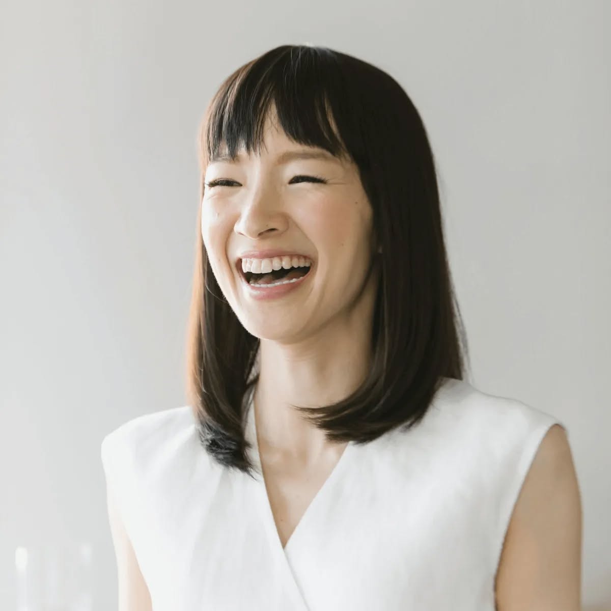 @mariekondo hat ebenfalls einen Tipp für Eltern: Sorgsam mit der eigenen Energie umgehen!
Tipp Nr. 5: „Das Ziel ist nicht, immer ordentlich zu sein. Das Ziel ist es, eine Umgebung und einen Raum zu schaffen, der Freude in Ihr Leben bringt. Vielleicht ist es nicht nötig, jeden Tag komplett aufzuräumen, weil körperlich einfach nicht genug Zeit oder Energie dafür vorhanden war. Und anstatt bis zur Erschöpfung aufzuräumen und die Familie zu stressen, sich selbst zu stressen, am nächsten Morgen müde aufzuwachen, habe ich etwas für den nächsten Tag übriggelassen. Was ich dadurch erkannt habe ist, im besten Interesse meiner Familie zu handeln: Das bedeutet, dass ich mir die richtige Menge Zeit nehme, um mich selbst zu erholen. Es lohnt sich also nie, solange aufzuräumen, bis man negative Energie in die Familie bringt.“
Zitat aus einem Interview von Marie Kondo mit @time
Fotocredit: KonMari Media, Inc.
#kinderzimmer #kinderzimmerideen #kinderzeit #elternsein #glueckssachen #sparkjoy #konmari #mariekondo #konmariconsultant #magiccleaning #ordnung #ordnungscoach #ordnungsberatung #aufräumen #ausmisten #entrümpeln #organisieren #ordnungshilfe #linz #leonding #oberösterreich
