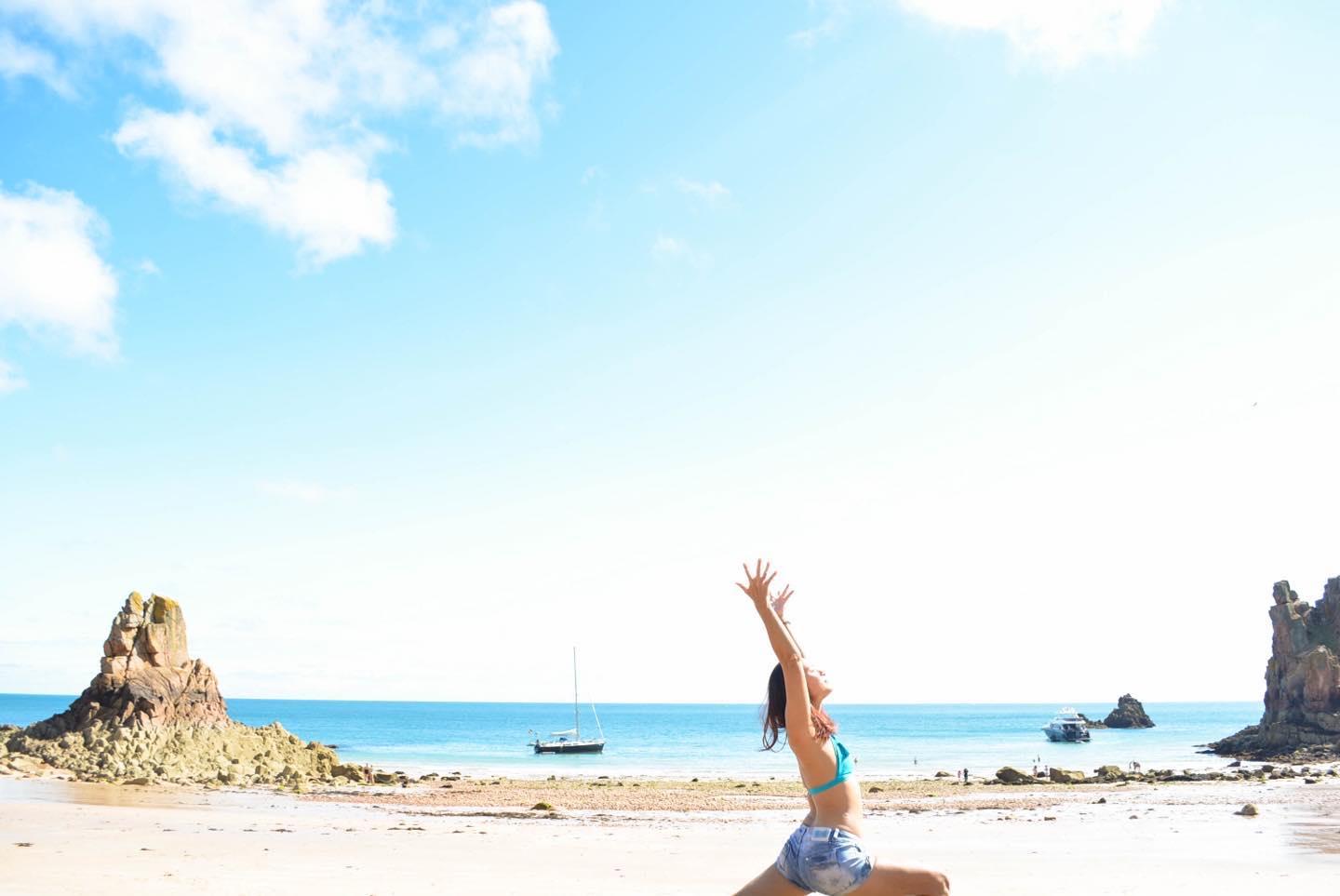 Happy world ocean day! #worldoceanday let’s keep minimising our wastage, and buy reusable tools!! I have so many reusable bags and have holes in my clothes and leggings and am proud of it! Yes I’m a hippy but not hippy enough sometimes. Would love to hear what you do to minimise your carbon footprint. 🦋🌴🌿🌱🌍🌈💫💧💦🌊. #yoga