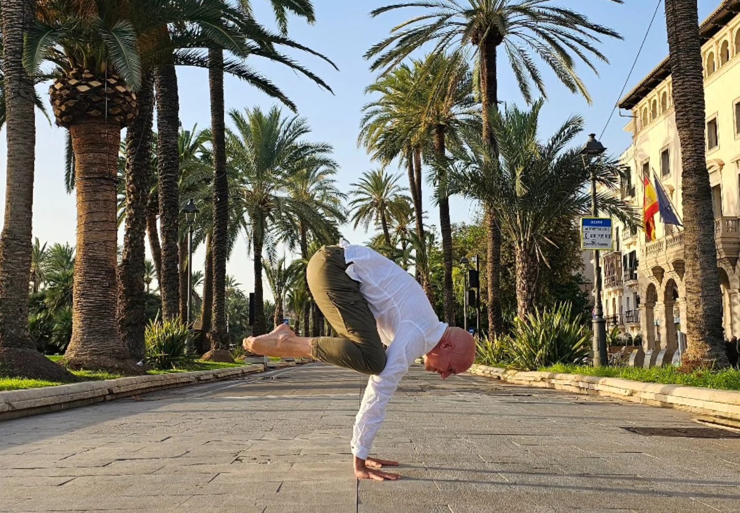 ✨ Leichtigkeit – und die Kunst, sie zu behalten ✨
Fast zwei Wochen bin ich wieder zu Hause. Die Wärme von Mallorca, das Glitzern des Meeres, diese scheinbare Mühelosigkeit – schon fast verblasst. Deutschland ist anders. Schwer. Spürbar schwer. Im Ausland nennen sie es die "German Angst", und ja, man fühlt sie hier an jeder Ecke: Angst vor C..., vor dem Klima, vor dem nächsten großen Knall.
Natürlich soll man sich auf das Positive konzentrieren aber es ist, als ob die Schwere einen umklammert, wie ein unsichtbares Netz, dem man nicht entkommt.
Das liegt daran, dass wir als Mensch alle in diesem Netz eingewoben sind. Wir leben und agieren als Gemeinschaft und nur so können wir funktionieren.
Wir atmen dieselbe Luft, tragen gemeinsam die Energie dieses Landes. Und so sehr man sich auf das Positive konzentrieren will, so sehr zieht auch die Schwere momentan an einem.
Ich habe andere gefragt, die energetisch arbeiten – sie fühlen es genauso. Das tut gut. Nicht, weil es die Schwere löst, sondern weil auch das zeigt: Du bist nicht allein. Es ist keine Einbildung. Es ist echt.
Aber das Gute ist: Wenn die Nacht am dunkelsten ist, bist du dem Tag am Nächsten. Nach jeder Ebbe kommt die Flut. Manchmal hilft es, einfach abzuwarten und Tee zu trinken. Oder, wie bei mir heute: reine gesunde Schokolade, also Kakao.
Und während ich warte, bereite ich meine Workshops zwischen den Feiertagen vor: "Be Your Vision". Ich lade ein, die eigene Vision zu finden, sie neu zu zeichnen, sie mit Licht zu füllen – selbst, wenn es draußen dunkel ist.
Es bleibt spannend. Leichtigkeit mag kommen und gehen, aber die stetige Ausrichtung bleibt. Und wenn wir uns zusammentun, geht es in die richtige Richtung, denn wir teilen unser Schicksal – und vielleicht ein Stück Schokolade. 🍫
#ziele #ziele2025 #leichtigkeit #bakasana #kranich #yoga #hatha #ashtanga #yogadeutschland
#ashtangalove #ashtangaliebe #vision #vision2025