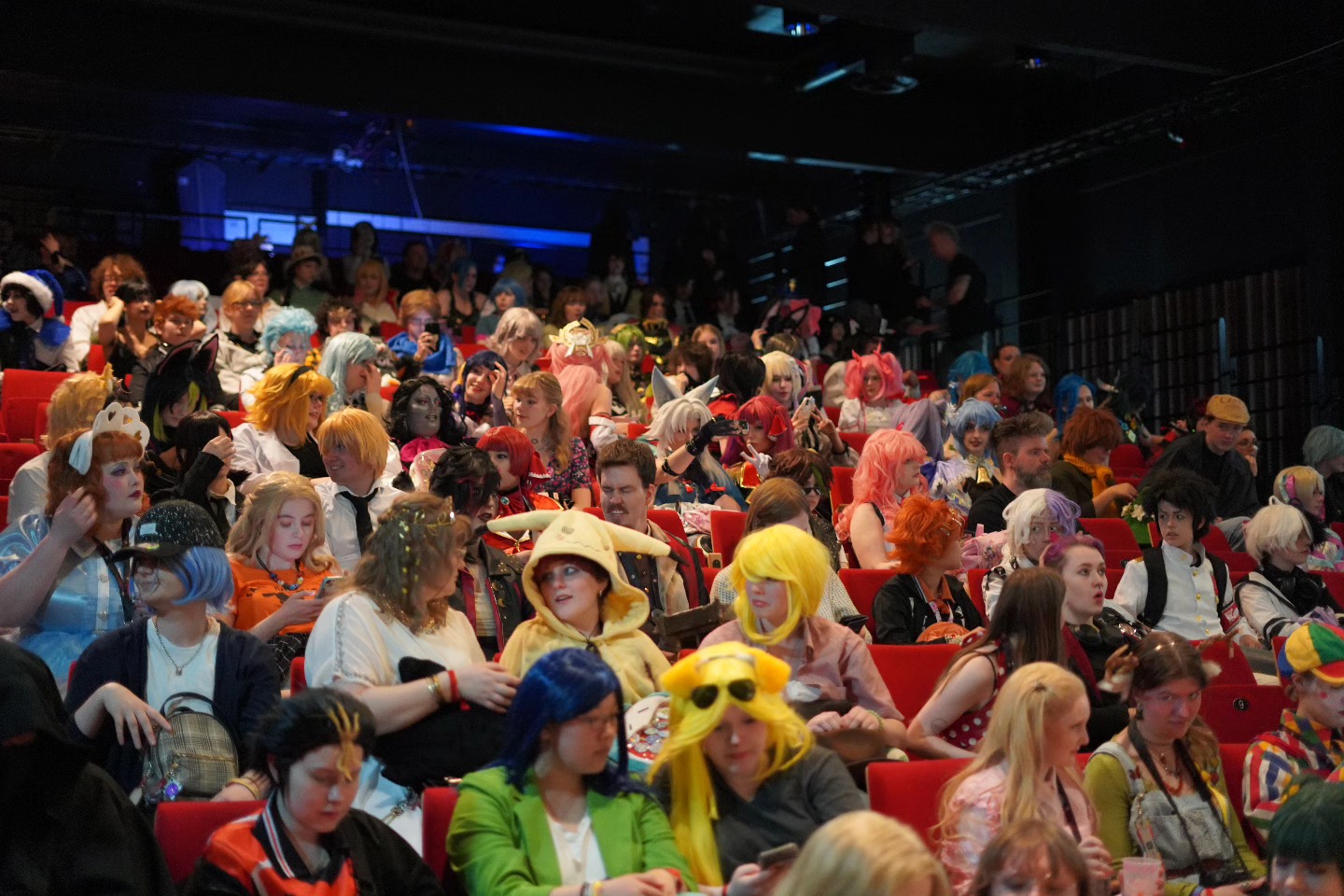 Kazokucon 7 – The Musical – er over, og vi sitter igjen med hjertene fulle av minner, latter, musikal-magi og dere… verdens fineste gjester! 🌟
🎶 Tusen takk til alle som bidro til å gjøre helga uforglemmelig – enten du danset, cosplayet, sang karaoke, spilte brettspill eller bare hang med gode venner 💫
Vi håper du koste deg like mye som vi gjorde – og vi gleder oss allerede til Kazokucon 2026! 🥳
📣 Bruk gjerne taggen:
#Kazokucon2025 og #Kazokucon7 for å dele dine bilder og minner 📸