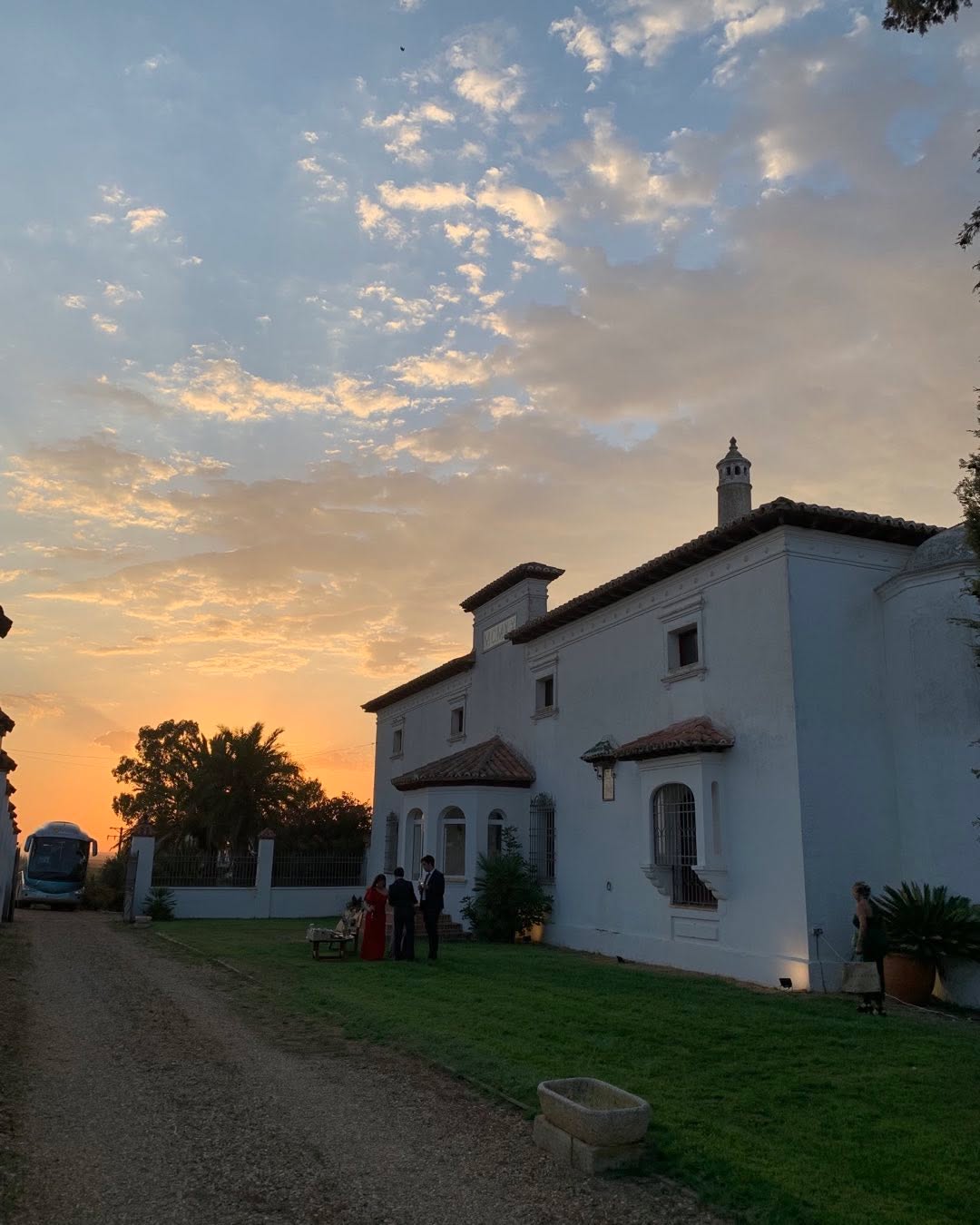 Enamorada de la fachada de la casa y si es con esta luz, mucho más 😝👌✨.
Un lugar idílico a tan solo 30 km de Cáceres, con unas vistas privilegiadas a la Sierra de San Pedro, en plena naturaleza Extremeña, lejos de ruidos y de contaminación.
Os invito a que vengáis a conocernos.
❤️