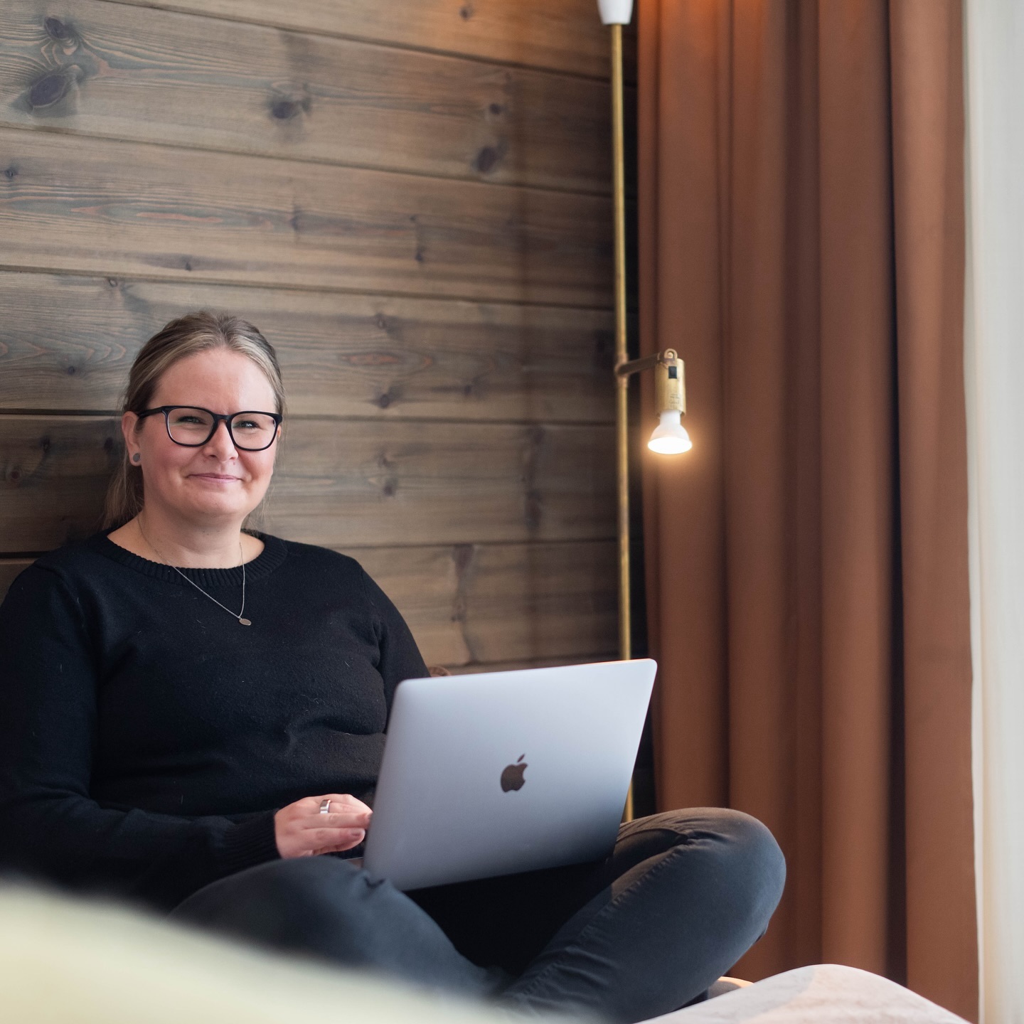 September månad är här och jag är sjukt peppad!
En av mina favoritmånader. 🍂
Det har varit ett rörigt år för ESB Design.
Jag nischade om mig men haft fullt upp med kundjobb som tog all tid och energi vilket resulterade i att min marknadsföring blev lidande.
Hösten känns som ett nytag.
Jag kommer att lägga mycket fokus på mitt andra företag där jag är mentor till kvinnor som vill starta eget som VA.
Men samtidigt ska också detta företag få lite mer kärlek. Så att jag kan hjälpa fler företagare med design och branding.
Ja det är inte lätt att driva två företag men vill man så kan man. 👊🏼
Höst = ny energi eller vad säger du? 🤩
#branding #branddesign #branddesigner #grafiskdesigner #grafiskdesign #drivaeget #egenföretagare #kvinnligtföretagande #kvinnligaföretagare #kvinnligaentreprenörer #kvinnligtentreprenörskap #entreprenörsliv #entreprenör #soloföretagare