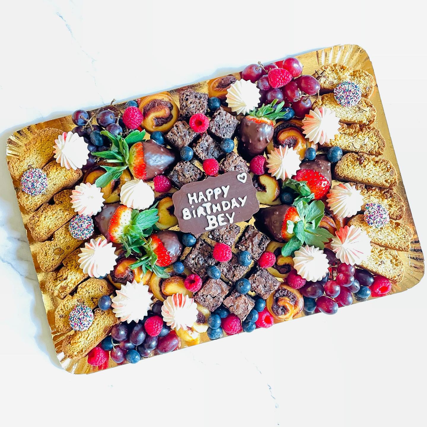 Sweet Treat Platter
Such a lovely way to treat your friends & family, whether it is for their birthdays, anniversaries, mother/father’s day or just to say thank you 😉
This gorgeous platter offers over 50 dairy free delicacies including almond biscottis, chocolate rolls, brownies, mini meringues, chocolate strawberries, fresh fruits... and a message of your choice
#sweetplatter #birthdayfood #celebrationtreats #delicacies #dairyfree #yummy #instafood #picoftheday #koshercateringlondon