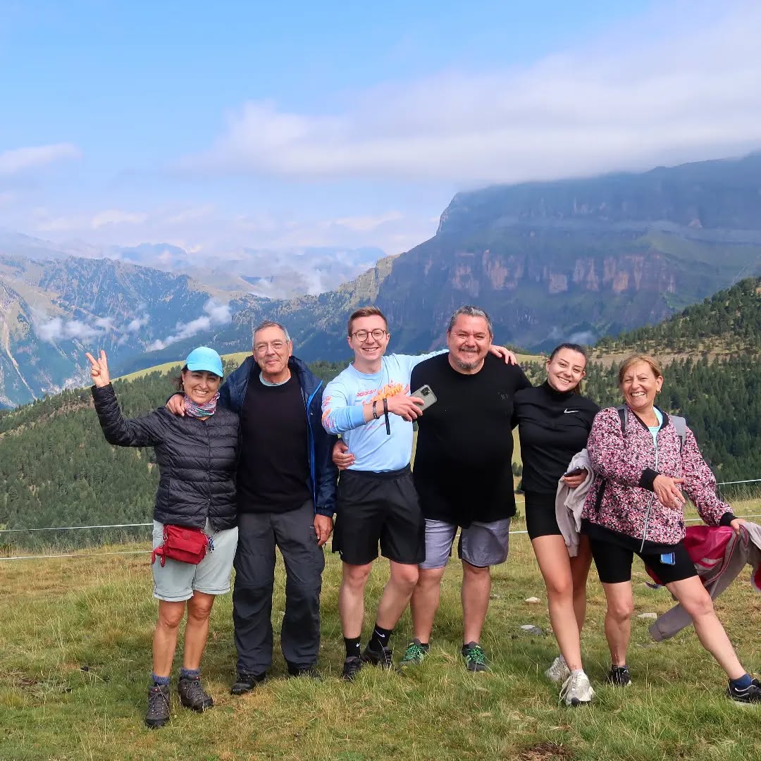 Al mal tiempo buena cara!!! 💦Después de una pequeña tormenta, que nos deja una montaña más fresca, más colorida y más viva, Ordesa nos devuelve la sonrisa, hoy vimos ciervos, pequeñas perdices, un pito negro,🐿️🦅🐐...y estos 6 montañeros con ganas de aventura. GRACIAS POR ESTA MAÑANA DE RISAS❤️
#lluvia #vida #tormenta #agua #montañeros #bosque #cascada