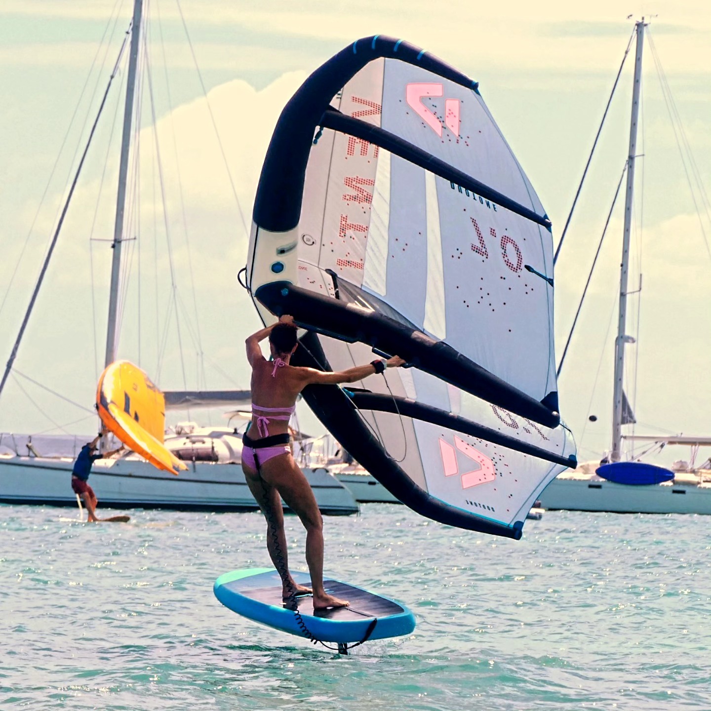 Profite du matériel haut de gamme @duotone.wing pour progresser avec nous, en cours ou en location !🤘🌴
L'école dispose de planche de volume généreux 155L pour l'apprentissage, et jusqu'à 75L pour les riders expérimentés.
Nous disposons des dernières Duotone Ventis 7m2 et jusqu'à 2.5m2 pour les plus petits ;)
Enfin nos foils d'apprentissages démarrent à 2400cm2 et jusqu'à 550cm2 pour les riders les plus fou ! 😜
Pas convaincu ? Alors retrouve nous sur les spots les jours de vent pour qu'on puisse te montrer toute l'étendu de notre savoir faire ✌️😎
#wingfoil #wingfoiling #foiling #guadeloupe #wingfoilschool #wingfoilguadeloupe #wingfoilschoolguadeloupe #gwada #fait