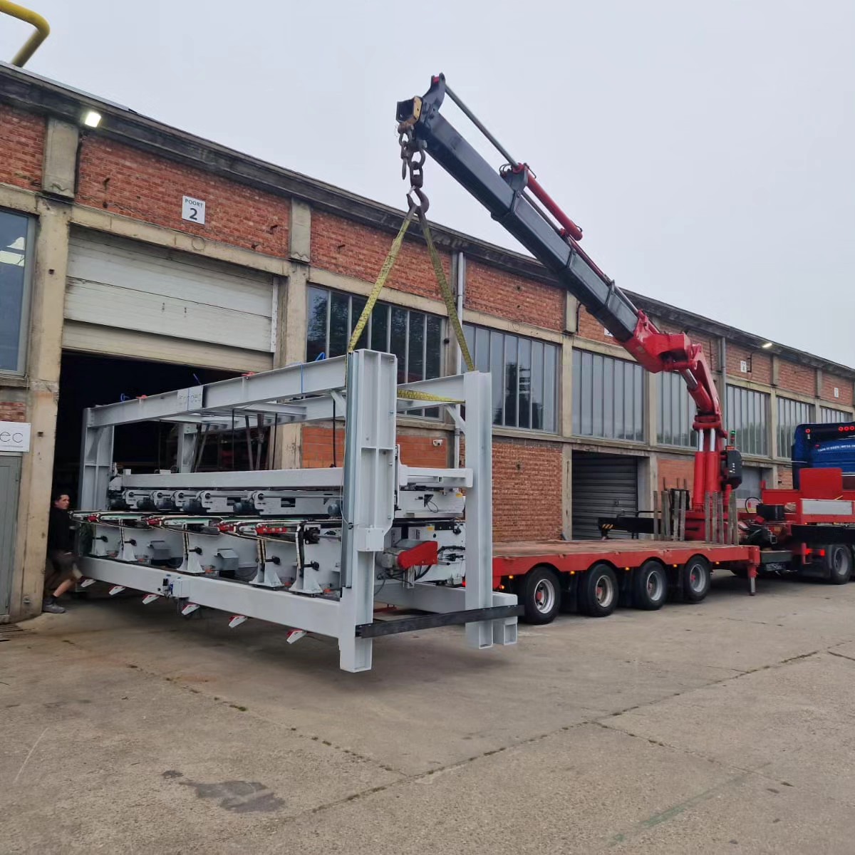 Zaagunit versie 2 verliet vandaag onze werkplaats. Soms is het millimeterwerk om alles op zijn plaats te krijgen. Grote dank aan geert dhooghe transport! Machine met 5 units en gecombineerde ponsbeweging.
#massiveholz #machinebouw #wichelen #houtbewerking #gardenas