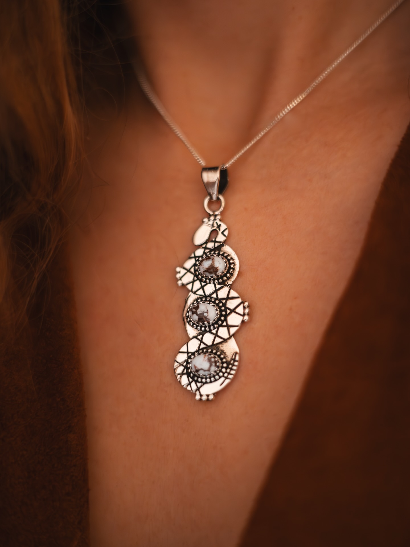 Il y a des périodes où on ne change pas de direction.
On change de peau 🐍
Le serpent symbolise ce moment précis.
Celui où l’on laisse tomber ce qui n’a plus lieu d’être, sans bruit, sans rupture spectaculaire. Juste une transformation nécessaire.
Ce nouveau collier KIVA est né de cette idée.
Un pendentif pensé comme un rappel : Avancer, évoluer, rester ancré
Trouver l’équilibre entre force et souplesse 💫
En argent 925, serti de Wild Horse, une pierre aux teintes brutes et naturelles, que j’affectionne particulièrement pour sa symbolique 🤍
J’espère qu’il vous plaît, plein de nouveautés arrivent sur le site et celle ci est déjà disponible 🫶