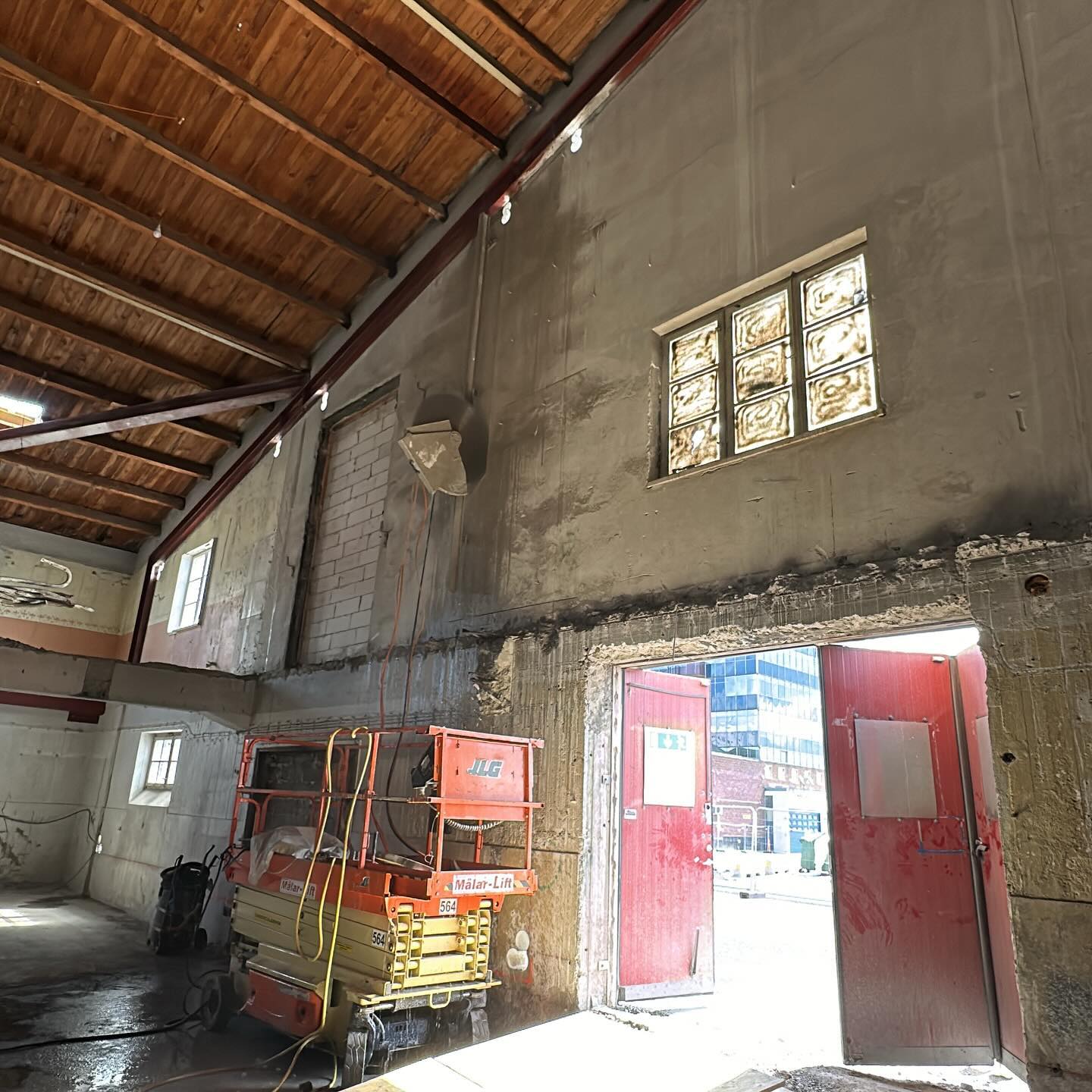 Idag hjälper vi M JENSENS BETONGHÅLTAGNING med att såga slitsar för avväxling innan väggen ska ned. 👍👏