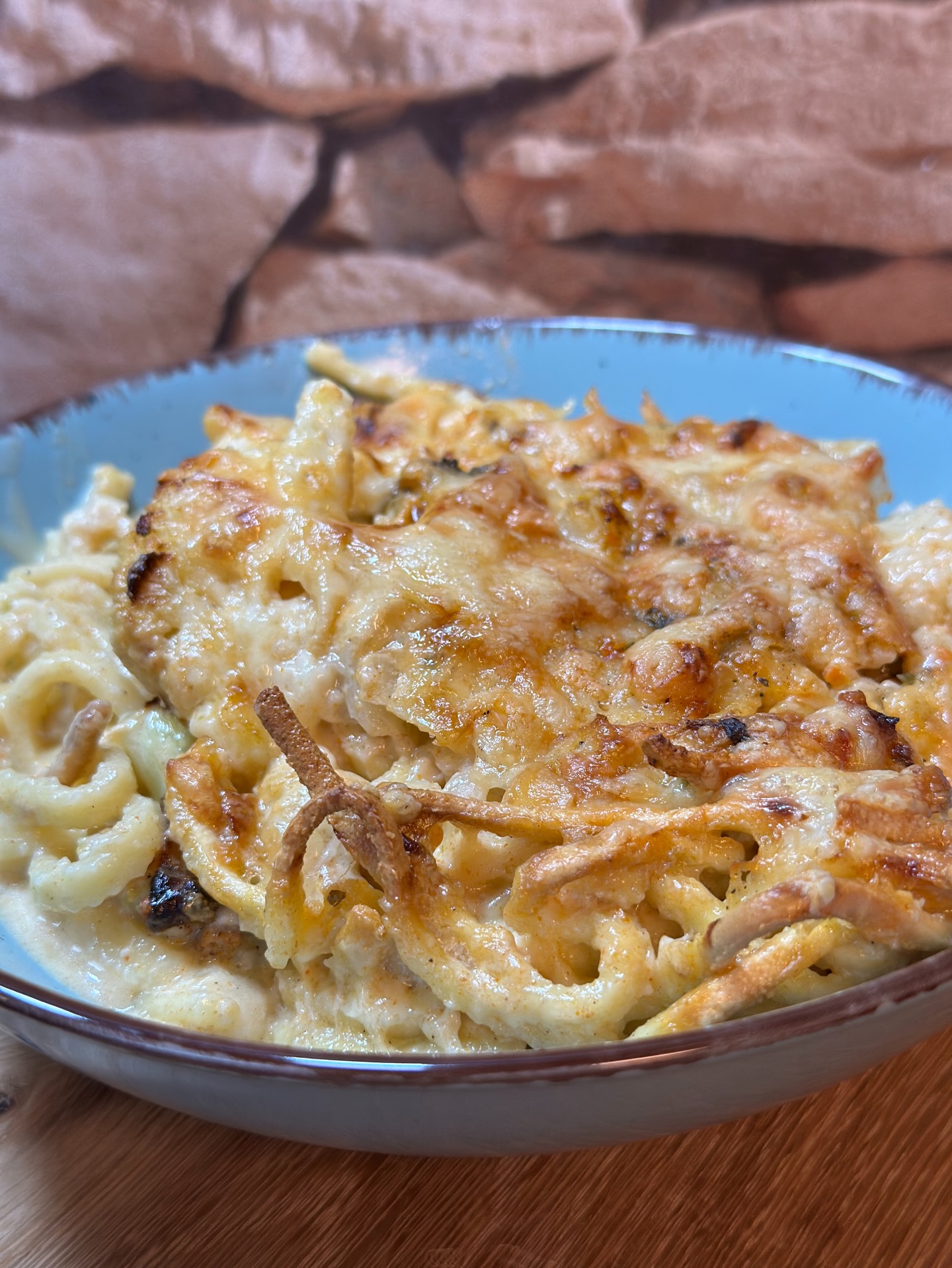 🧀🥦 Brokkoli-Spätzle-Auflauf mit Käse & Schinken
Cremig, herzhaft & echtes Soulfood
Wenn es draußen gemütlich wird, darf es drinnen ruhig richtig lecker sein 🤍
Dieser Brokkoli-Spätzle-Auflauf ist schnell gemacht, wunderbar cremig und kommt bei Groß & Klein immer gut an.
✨ Zutaten (4 Portionen)
• 250 g Brokkoliröschen
• 250 g Blumenkohlröschen
• 400 g Spätzle (trocken)
• 350 g Gouda
• 2 Zwiebeln
• 30 g Butter
• 750 ml Wasser
• 300 ml Sahne
• 1 geh. TL Gemüsebrühe (oder 1 Würfel für 0,5 l)
•. ½ TL Salz
• 2 Knoblauchzehen
• ½ TL Pfeffer
• 1 TL Paprika edelsüß
• ¼ TL Muskat
⸻
👨🍳 Zubereitung
1. Backofen auf 200 °C Ober-/Unterhitze vorheizen.
2. Brokkoliröschen, Blumenkohlröschen und Spätzle in eine große Auflaufform geben und gleichmäßig verteilen.
3. Gouda grob reiben, die Hälfte über Brokkoli & Spätzle streuen, den Rest beiseitestellen.
4. Zwiebeln und Knoblauch klein schneiden, in Butter glasig dünsten.
5. Wasser, Sahne, Gemüsebrühe und Gewürze dazugeben und kurz aufkochen lassen.
6. Die Sauce gleichmäßig über den Auflauf gießen, mit dem restlichen Käse bestreuen.
7. Im Ofen ca. 40 Minuten goldbraun backen – bis der Käse herrlich geschmolzen ist.
8. Heiß servieren & genießen 😋
#mazensbbq #thermomix #vegetarian #selberkochen #geniessen