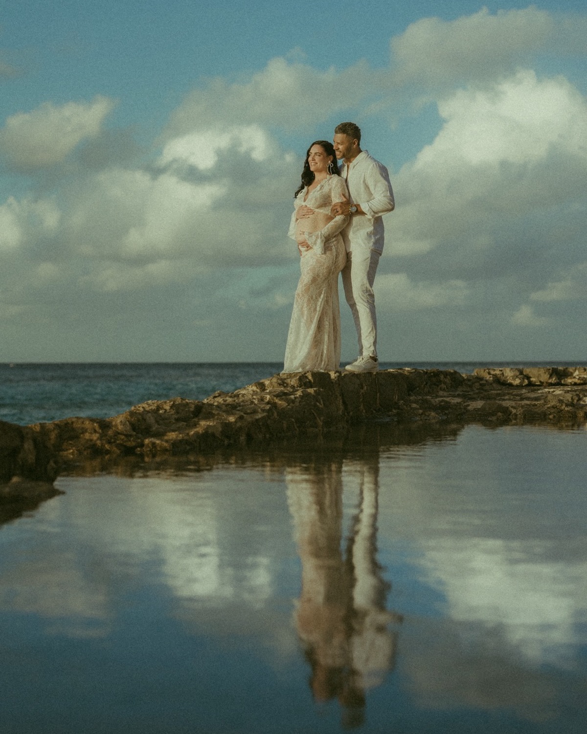 Posting one more for luck ! Cause man o man, look at this gorgeous photo 🫶 so happy to have had the opportunity we capture this session for you both ! ✨