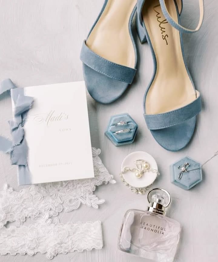 The Bride's details 👰🏼♀️
I absolutely love detail photos and the glimpse they give you into the day and what the bride chose to have close to her.
Venue: @chandelierofgruenevenue
Coordinator: @faithful_plan
Caterer: @cateringbycelebrations
DJ: @toastentertainment
Photographer: @thecrakes
Floral:@evemberfloral
Video: @hardwickmediaweddings
Bar: @bartenders4you
Cakes: Serendipity Cakes
Hair/ Makeup:@southern.tease
Groom/Groomsmen Attire: @generationtux
Stationary: @abccopyco
Bride's Shoes:@lulus