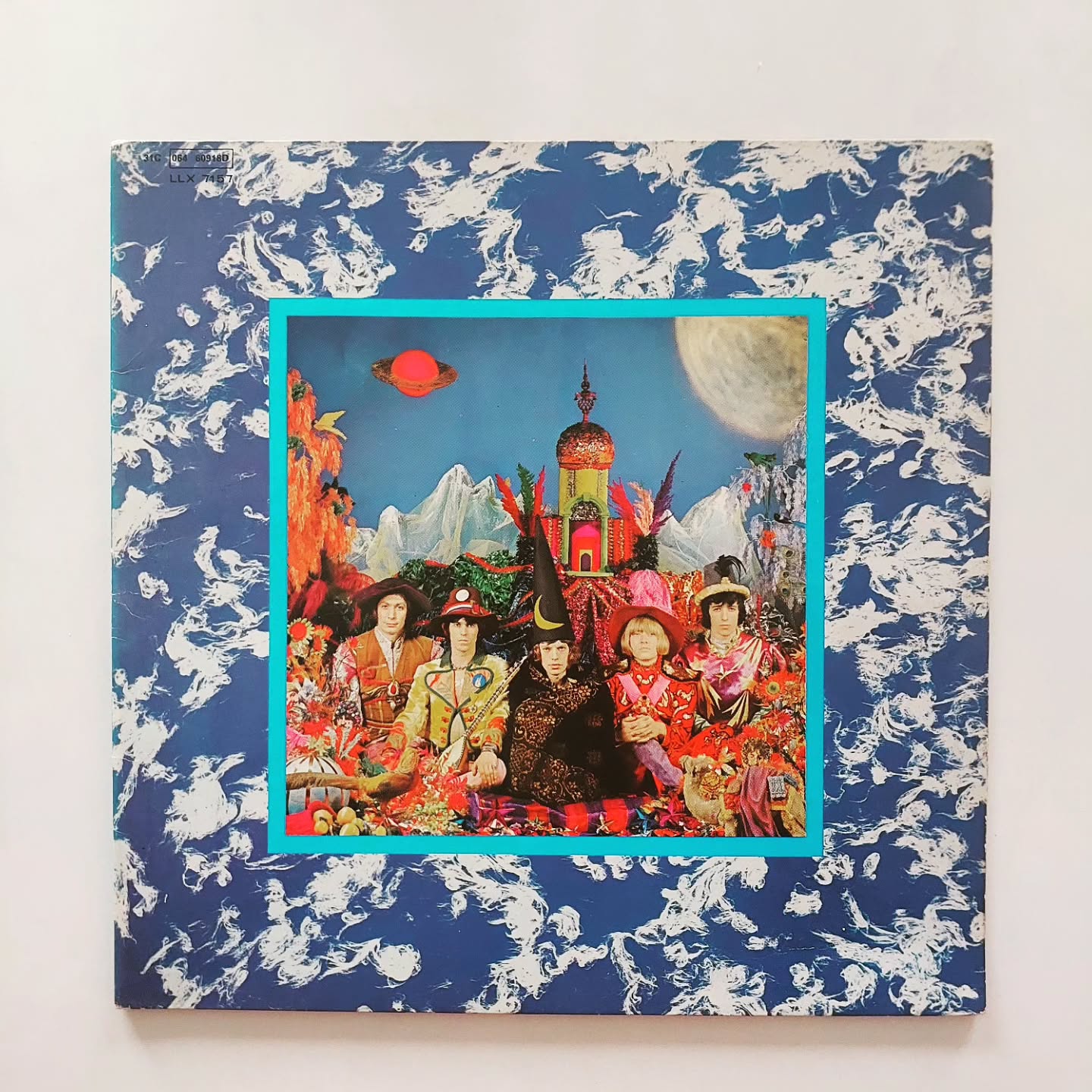 O que você tem aqui é o Rolling Stones perdendo completamente a cabeça no auge da psicodelia de 1967. Em um ano de batidas policiais e prisões por drogas, Jagger e Richards estiveram mais tempo na delegacia do que no estúdio. Dizem que esse disco foi apenas a "resposta" ao Sgt. Peppers dos Beatles. Papo furado.
Não tente comparar com nada. Isso aqui é o Stones saindo da zona de conforto e mergulhando fundo no ácido.
Arrasta pro lado pra ver o labirinto onde muita gente se perdeu.
A ARTE QUE O STREAMING NUNCA VAI TE ENTREGAR.
Dá um saque nesse gatefold (capa dupla). Esse labirinto e a administração surrealista são o puro suco do movimento flower power , mas com aquela pitada de sarcasmo que só o Keith Richards tem.
Ter esse disco físico é a única forma de realmente "ler" a viagem que eles propuseram. É uma obra de arte que pede tempo e uma vitrola ligada.
AUTENTICIDADE EM "SÉRIE AZUL".
Aqui está o RG da criança: prensagem brasileira clássica da London Records (Polygram) , Série Azul. Quem conhece o mercado nacional sabe que esse selo entrega aquele grave incorporado e a nostalgia das edições de época.
De "2000 Light Years from Home" até "She's a Rainbow" , a sonoridade aqui é analógica, crua e envolvente.
PAPO RETO:
Você quer o disco que todo mundo tem ou a obra que dividiu a história do rock?
💥 VENDAS: Esse exemplar de "Majestades Satânicas" está disponível agora no link da Bio. Se demorar pra decidir, vai ver o arco-íris na estante de outro.
💬 Pra você, esse disco foi uma cópia dos Beatles ou um surto de genialidade? Quero ver o debate nos comentários!
#RollingStones #SatanicMajesties #VinilRaro #RockPsicodelico #AvozDoVinil