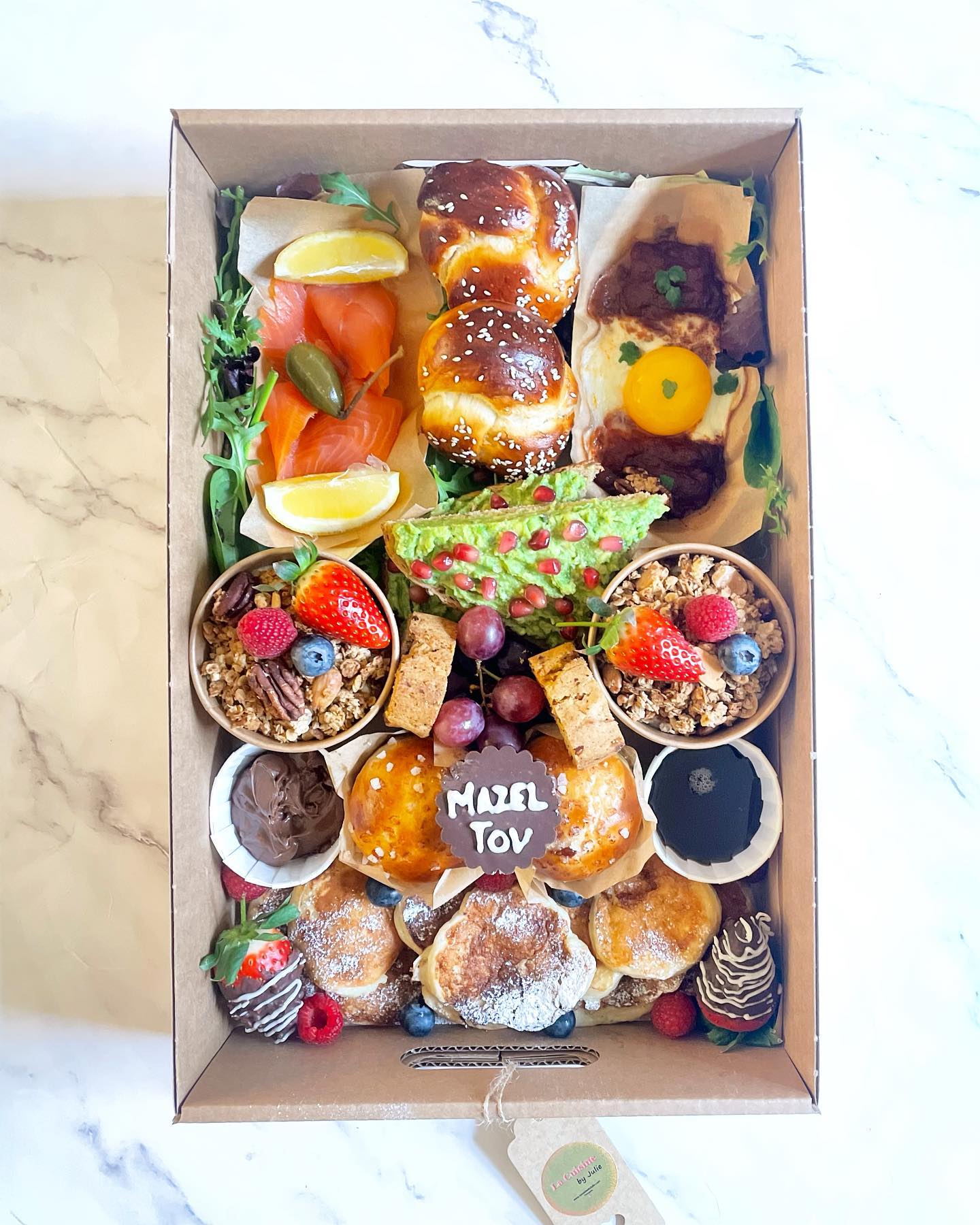 Brunch Box
… including shakshuka, smoked salmon, challah rolls, avocado toast, granola yogurts, fresh fruits, pancakes w/ nutella & maple syrup…
#brunchbox #deliveredtoyourdoor #yummybreakfast #koshercateringlondon #koshercatererinlondon
