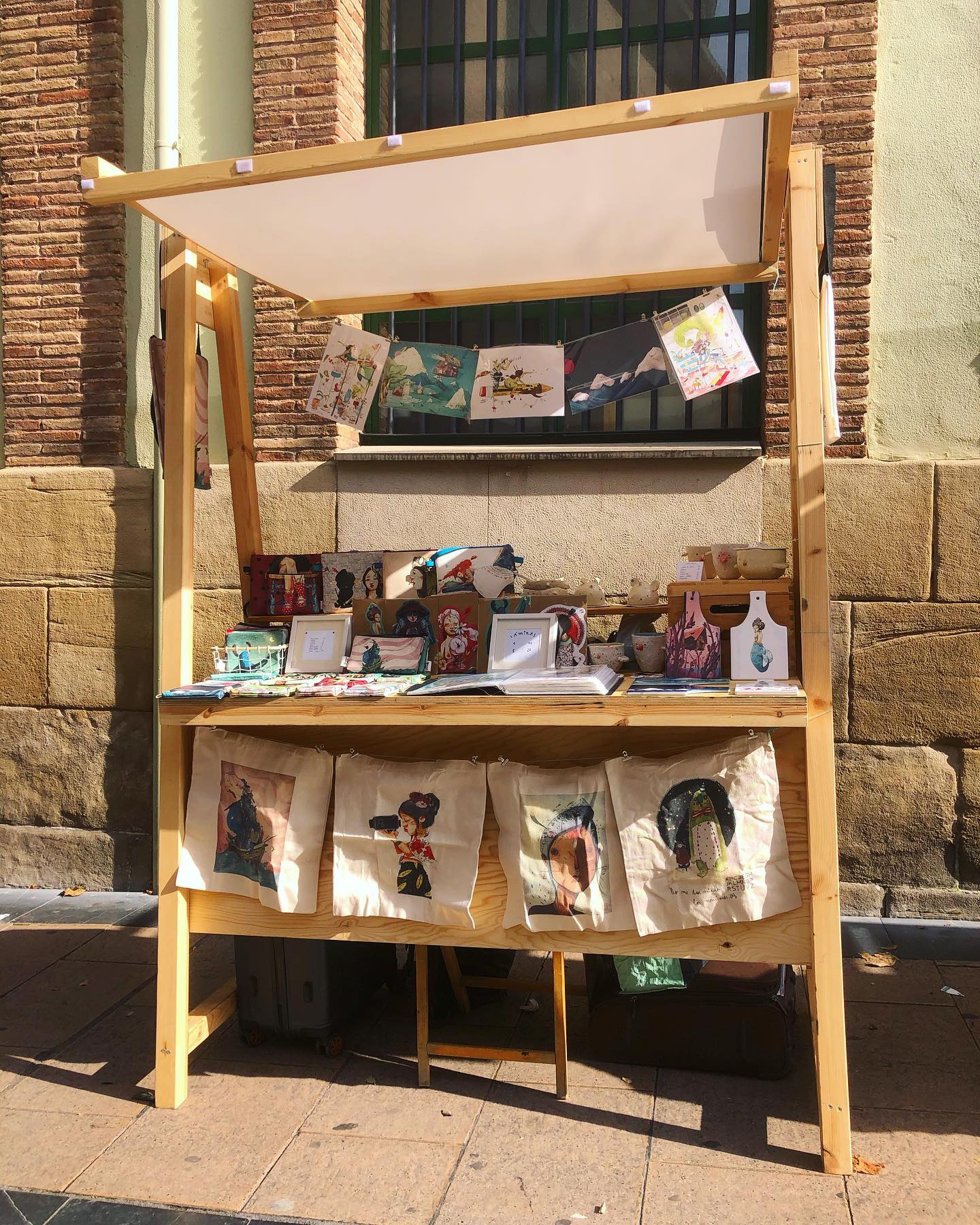 Holi! Hacía mucho tiempo que no pasábamos por aquí, mantener las redes sociales es una tarea que nos cuesta, pero tenemos ganas de enseñaros hacia dónde se desarrolla Dentro del Lapicero... to be continued!!!
.
.
.
#dentrodellapicero #ilustracion #ilustradores #mercadodeilustracion #tiendadeilustracion #ilustraciones #ilustracionesbonitas #ilustracionespersonalizadas