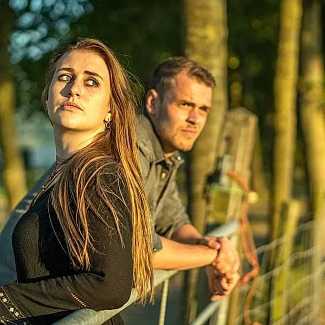 Er kan weer gestemd worden op de Fryske Top 100!
Vorig jaar zijn Lotte Broersma en ik met het nummer "Underweis" op nr. 35 binnengekomen in de Fryske Top 100!
Wij vonden het zo mooi en willen dit jaar weer een gooi doen om in de lijst (der lijsten) te komen. Daar hebben we natuurlijk jullie stem bij nodig.
Wij zouden het fantastisch vinden als jullie een stem aan ons willen geven. Stem op: Berend Riemersma & Lotte Broersma - Underweis😊
Delen zou fantastisch zijn!
Link voor het stemmen in bio