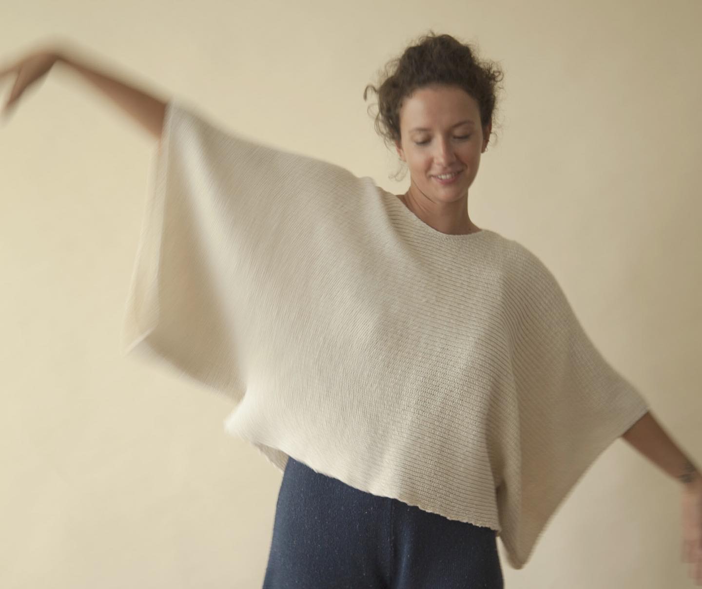 Esse tempo costuma ser propicio para uma pausa e avaliar o ano, o que aconteceu, como, como nos sentimos sobre isso...
Dois mil e vinte e um foi muito intenso, teve taaantas coisas: trabalhei no estúdio desenvolvendo pecas para marcas muito admiradas, outras novas, fiz parcerias, produções grandes e pequenas, passei a produzir minhas pecas de outra forma, com ajuda e sem ajuda, aprendi muito mas também passei por muitos perrengues.
Hoje eu vejo este projeto com tanto orgulho que me preenche uma sensação de missão cumprida mesmo que tenha chegado no fim de ano com muitas e muitas duvidas e questionamentos, mais do que certezas.
Quero aproveitar este espaço para te agradecer, queride, do fundo do meu coração por curtir, comentar, papear comigo no direct (e em alguns casos levar o papo pro WhatsApp :)) por comprar minhas peças, por prestigiar no fim de ano nas Feiras! É graças a todas essas trocas que este projeto continua, querendo crescer (tanto e tanto) querendo amadurecer.
Obrigada parceires lojistas, marcas super especiais que trabalharam comigo este ano, colegas especiais demais que ouviram, acompanharam, aconselharam, riram.
Este projeto eu que guio, mas é todo para vocês.
Espero que este final de ano encontre a gente com saúde, com paz e com humildade para receber o próximo.
Vamos fazer uma retrospectiva do ano com os melhores momentos? Vamos!
Qual foi seu melhor momento de 2021? Conta!