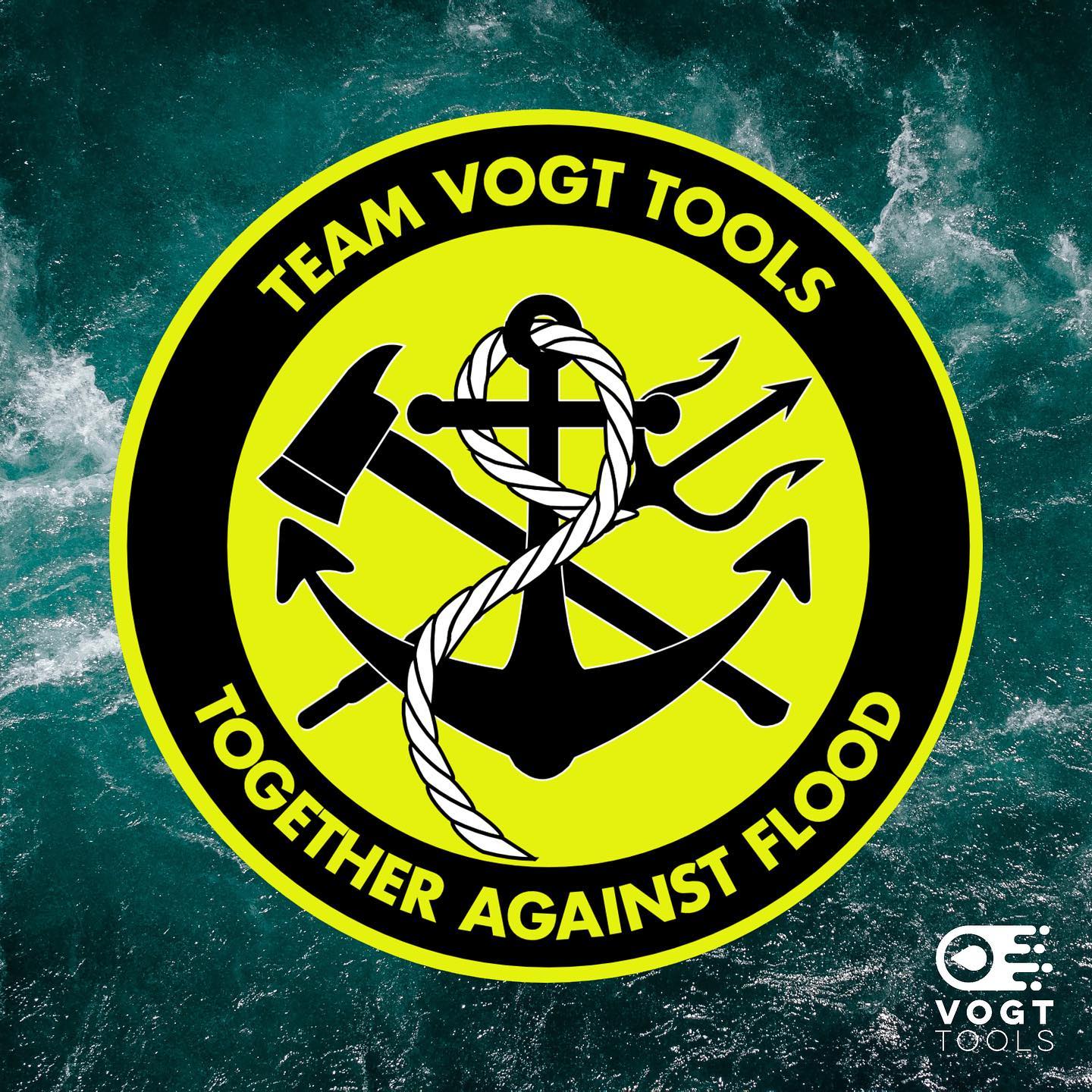 Mal was Neues ⚓️ Neuer Patch von uns!
.
Warum der #Anker? Der Anker steht vor allem für Halt und Festigkeit.
Warum der #Dreizack? Der Dreizack (engl. Trident, lat. fuscina tridens) ist eine altertümliche Stichwaffe, die zum Angriff und zur Verteidigung dient. Der Dreizack ist in der griechischen Mythologie das Zepter und die Waffe des Meeresgottes Poseidon (auch des Triton). Poseidon wird in der römischen Welt Neptunus genannt.
Warum die #Axt? Die Axt ist eines der Hauptwerkzeuge der Menschen. Sie wurde (und wird) vielseitig verwendet: zum Hausbau, zur Garten- und Feldarbeit, für die Jagd und nicht zuletzt als Waffe.
.
Das soll unsere Tools im Kampf gegen Starkregen, Oberflächenabfluss und Hochwasser symbolisieren ⚓️🔱🪓
.
vogt tools - dein Partner für den mobilen und schnellen Hochwasserschutz in der Schweiz 🇨🇭
.
#hochwasser #hochwasserschutz #floodchameleon #logo #flood #starkregen #innovativ #naturgefahren #versicherung #vorsorge #feuerwehr #pompier #wassersperre #wasser #firefighter #vogttools #schweiz #bern #schutz #news #patch #beprepared #oberflächenabfluss #idea #reality