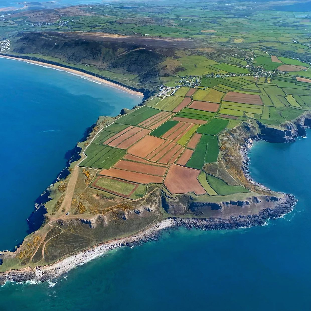 Gorgeous day for a flight! โ๏ธ ๐โ๏ธ This one was taken by our instructor @benwalford_