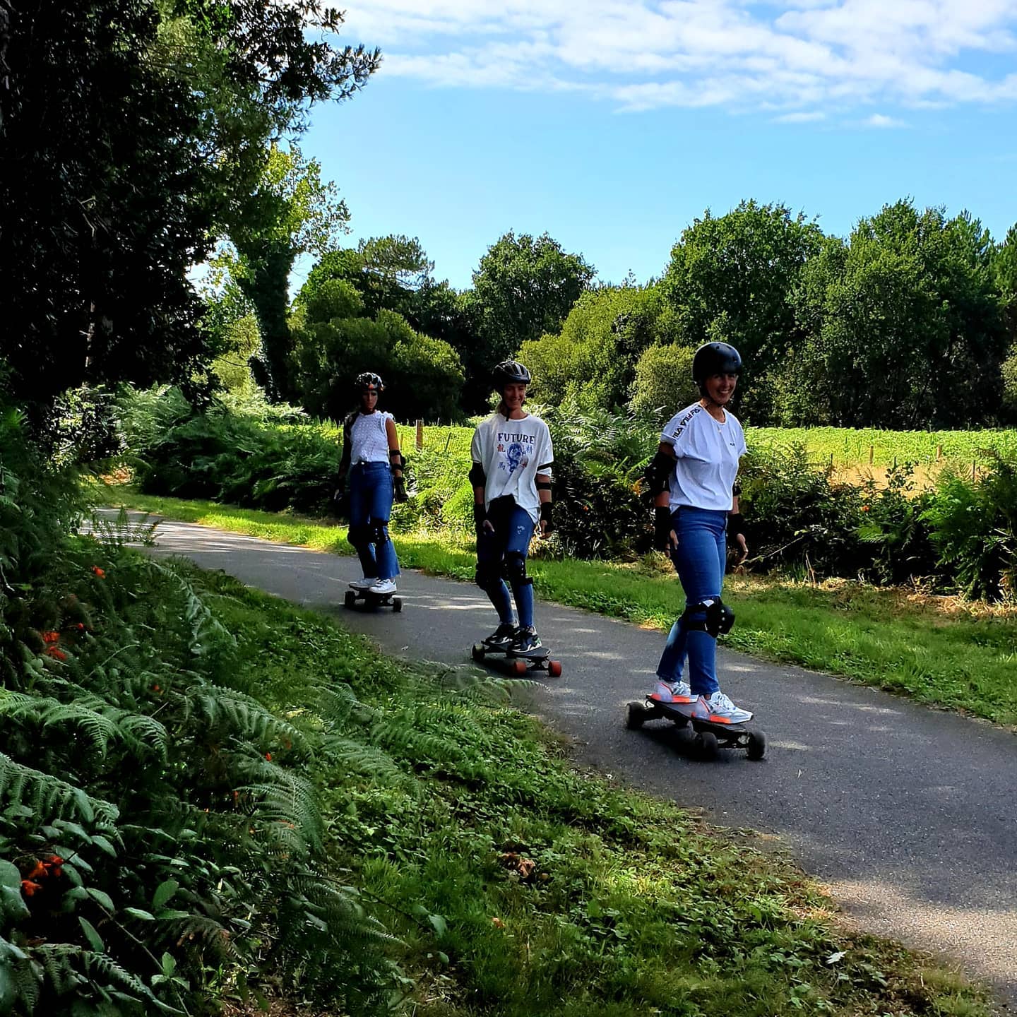 Balade électrique en famille ou entre amis... 🛹⚡
.
✅ Une activité fun et originale
.
✅ Découverte de votre lieu de vacances
.
✅ Partager de nouvelles sensations
.
✅ Tester nos planches avant d'acheter
.
➡️ Réservez votre balade au 0638432299 ou sur www.esk8westside.fr ⬅️
#esk8 #exway #skateboard #electricskateboard #landes #vieillestgirons #moliets #vieuxboucau #Seignosse #baladeskateelectrique #baladedujour #skatelandes #tourisme