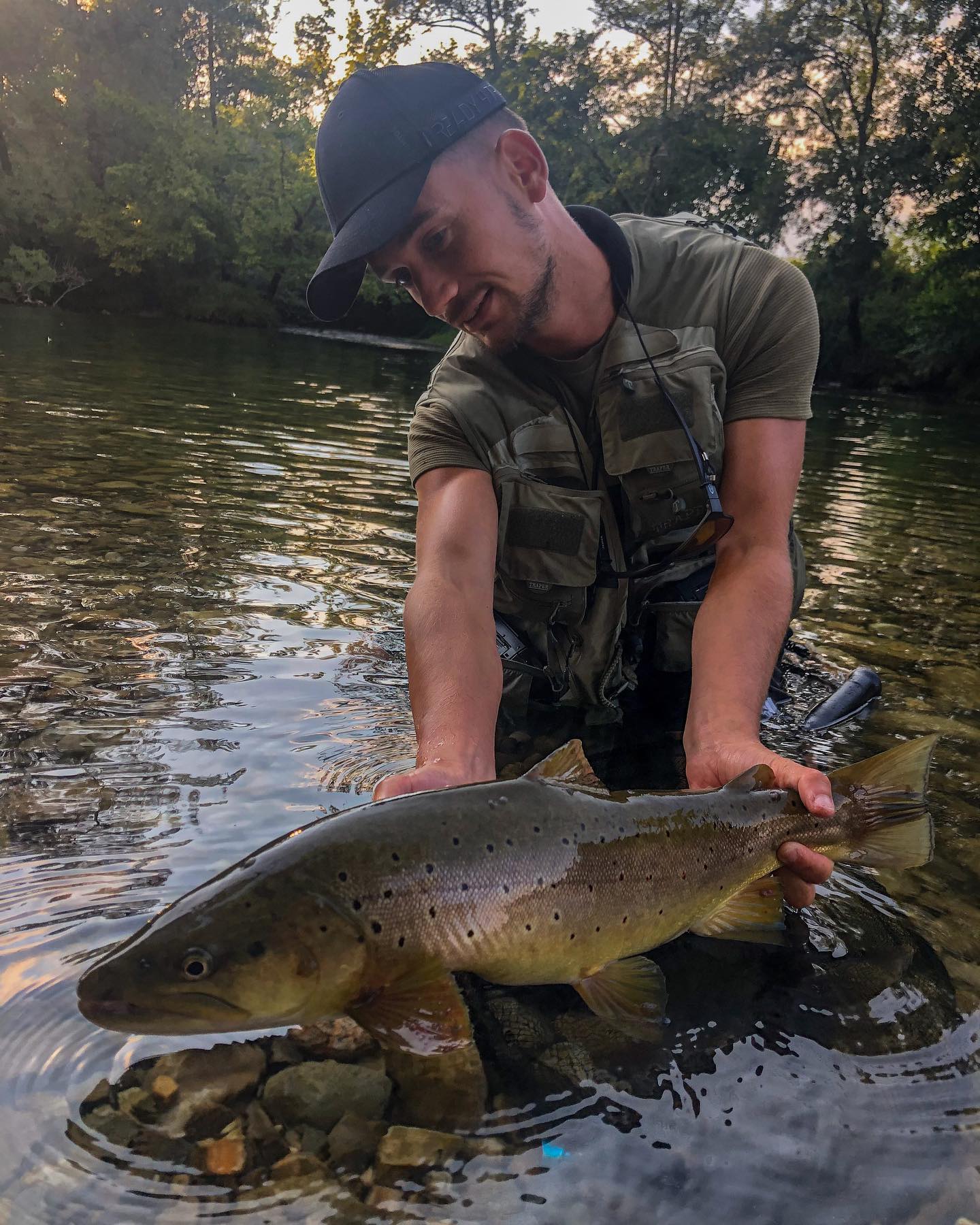 Qu’est ce qu’elle fait du bien ! Je parle de la truite car ça faisait depuis juin que je n’avais pas pêché mais aussi de cette pluie qui a coulé en abondance là où je pêche. Des débits qui ont fait x2 ou x3 et une eau qui baisse en température, tant mieux il était temps 🙏. Les journées se raccourcissent, les nuits sont plus fraîches, normalement nous avons passé le plus difficile pour nos truites. Ce n’est pas cette jolie 61 cm qui en dira le contraire, elle était grasse et en pleine forme.
➡️ Nymphe utilisée : Piou Piou H14 discrète (Gamme de mouches Halieutique) #halieutique_gdn
#flyfishing #trout #troutfishing #troutcandy #troutcreek #troutbum #troutflies #troutfly #flyfishingwyoming #flyfishingaddict #flyfishingphotography #flyfishingart #flyfishingadventures #peche #pecheur #pêcheur #pechefrance #pecheauleurre #pechealamouche #truite #truitefario #bigtrout #browntrout #troutfishing #grayling #truitesauvage #troutlife #troutlures #release #nokill
