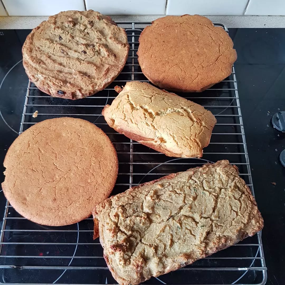 Wooo...my lovely selection of Home Made Gluten-Free .... umm .. well, not Bread exactly (as it turned out) .. not cake either really .. 🤔 .. ummm Biscuit then? Nooo. Sponge? Nooo. Tiffin? Noo. Parkin? Nooo. Ummm. Ahhh. AH-Hah!! BRICKS!! Yes!!!🤣 thats what they are! GF bricks. Yum-Not. Oh well... more practise required methinks!!🙄🤣😎
#gluten-freed ##buildingmerchants
#tryagain #tastesbloodyawful #healthyfood