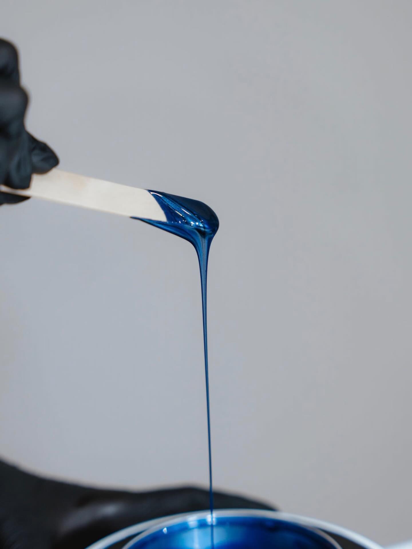 ✨ Beszéljünk most őszintén, szakmai szemmel. ✨
A gyantázás (wax) egy hatékony, bőrbarát szőrtelenítési módszer de nem mindenkinek ez a legjobb választás.
És ezt fontos kimondani. 🤍
💡 Mikor nem ajánlott a wax?
🔸 Ha a kezelések között rendszeresen visszatérsz a borotvához.
A wax hosszú távon akkor működik igazán jól, ha következetes vagy. A borotva megszakítja a szőrnövekedési ciklust, így a gyanta hatása gyengülhet, a szőr erősebbnek tűnhet, a bőr pedig érzékenyebbé válhat.
🔸 Ha nem tudod kivárni a megfelelő szőrhosszt
A wax csak bizonyos hosszúság felett hatékony. Ha ez számodra kényelmetlen vagy frusztráló, lehet, hogy más módszer jobban illik hozzád.
🔸 Ha a fájdalom túl nagy stresszt jelent
Bár a fájdalomérzet egyénenként eltérő, vannak, akiknek ez egyszerűen nem komfortos élmény és ezt maximálisan tiszteletben tartjuk.
🔸 Ha jelenleg nincs időd vagy kapacitásod rendszeres kezelésekre
A gyantázás egy folyamat. Időt, figyelmet és rendszerességet igényel ahhoz, hogy a legszebb eredményt hozza.
🔸 Ha most egy olyan életszakaszban vagy, amikor a komfort az első
Van, amikor az egyszerűbb megoldások jobban szolgálják a mindennapokat és ez teljesen rendben van.
🌿 A legfontosabb szakmai alapelvünk:
nem minden vendégnek ugyanaz a megoldás a legjobb.
Mi nem szeretnénk rábeszélni senkit semmire.
A célunk az, hogy a bőröd egészséges legyen, és te jól érezd magad benne akár a wax mellett döntesz, akár más megoldást választasz.
Mert számunkra a legfontosabb nem egy módszer, hanem az, hogy te jól érezd magad a bőrödben. 🤍
#waxszalon #gyantázás #szőrtelenítés #professzionáliswax #őszintekommunikáció