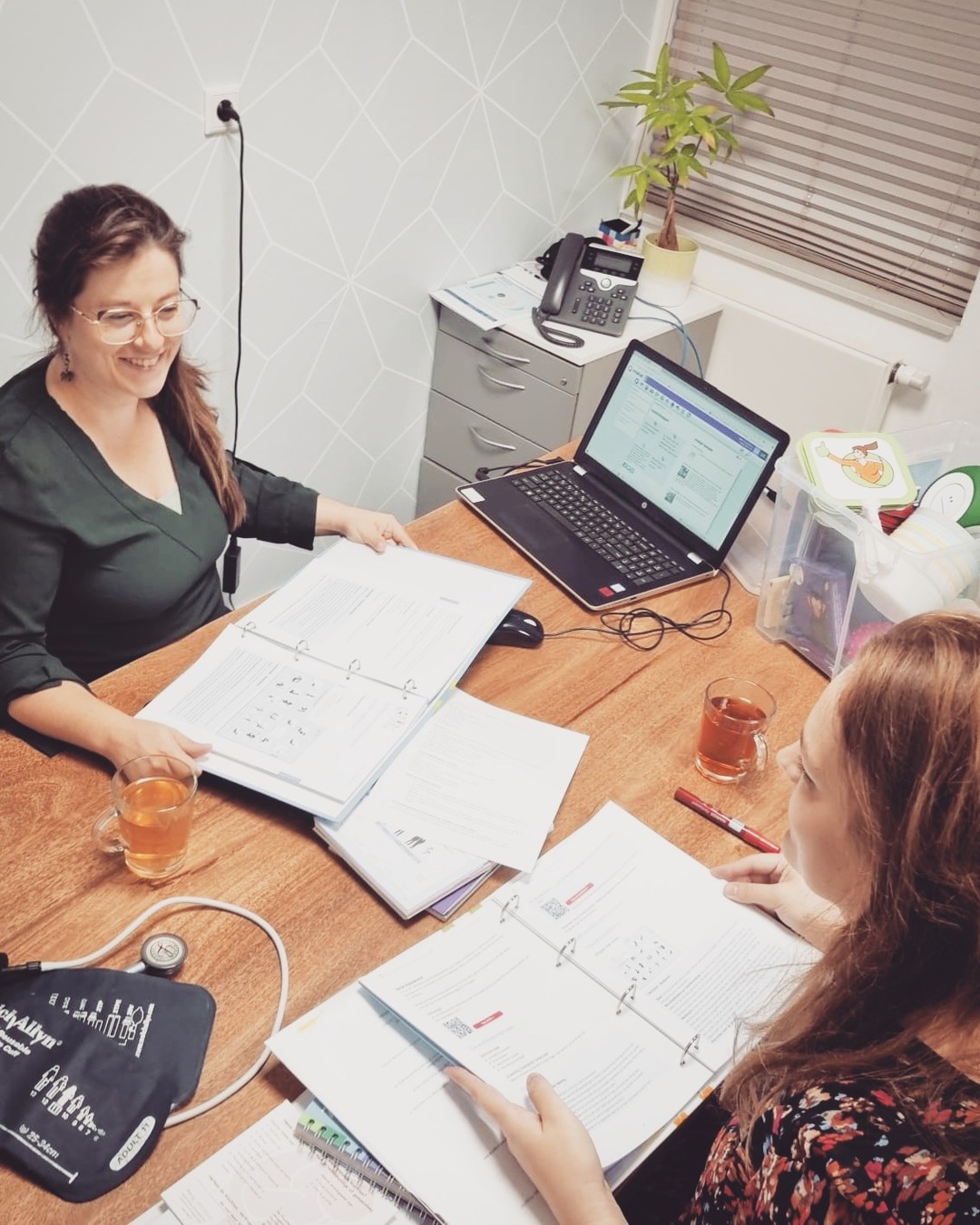 Hier zie je Nadia en kraamverzorgende Dion druk bezig met de voorbereidingen voor Centering Pregnancy.
Er zijn nog plekken in onze nieuwste groep! Ben je uitgerekend tussen half februari en begin april 2025, neem dan contact met ons op.
De 2e bijeenkomst is op woensdag 16 oktober, je kan nog makkelijk instromen.