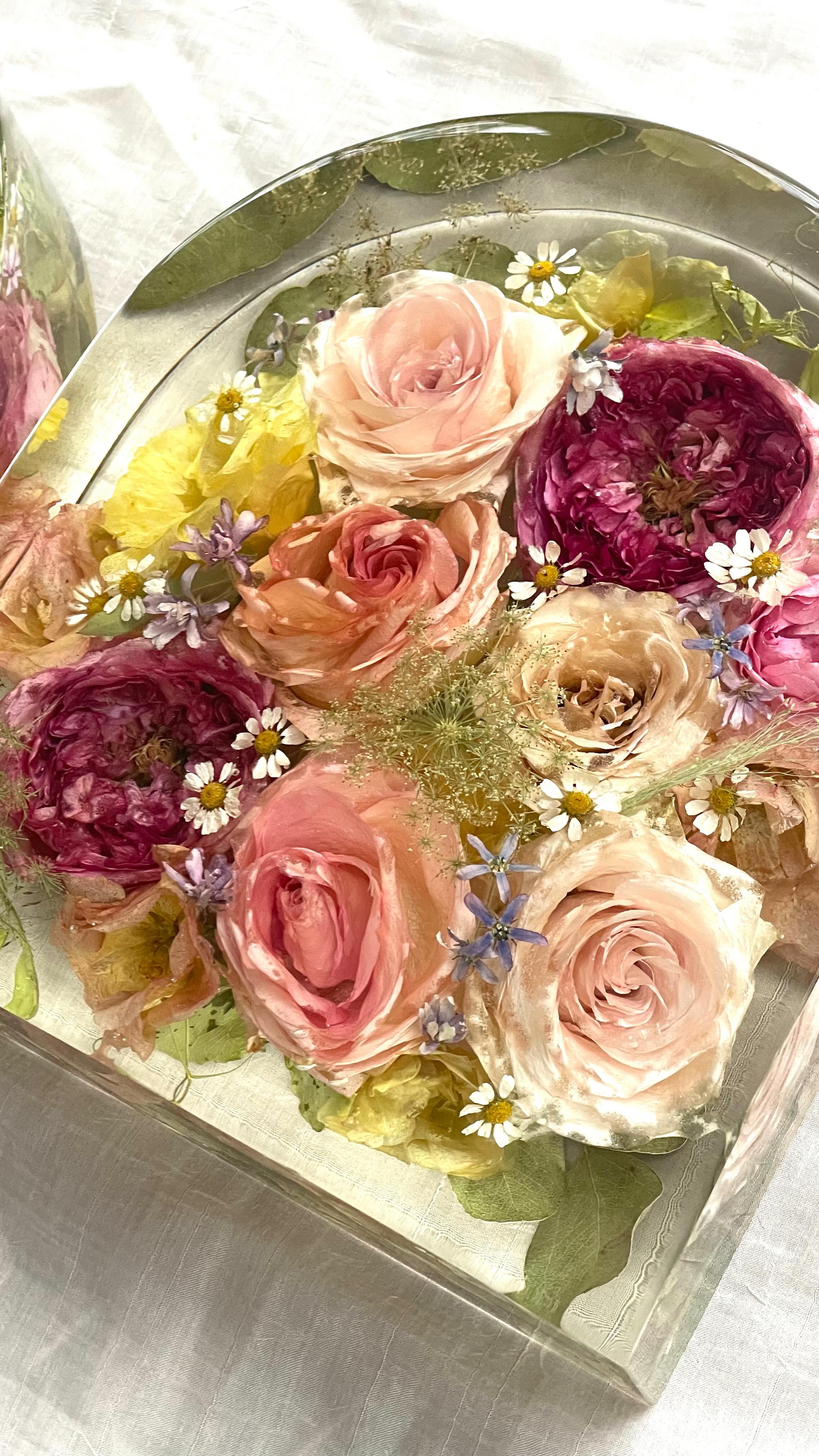 From a fresh bouquet ➡️ dried design layouts ➡️ preserved forever.
🌹
Our 7” bookends + 10” arch was the winning combo set of 2025.
✨
Resin: @icoat.epoxy
Molds: @aajmolds
.
.
.
#floralpreservation #resinartists #rvaengaged #rvaweddings #saveyourbouquet