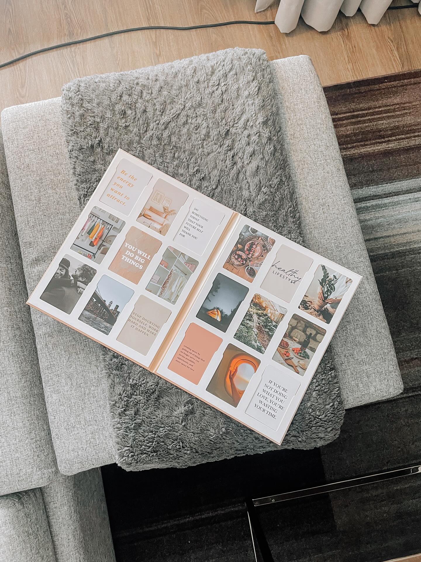 Une fois de plus, j’ai accéléré le temps. Je viens de vivre 6 mois … en seulement 36 heures. Comme j’ai dit à mon amoureux en revenant à la maison : « Imagine ce qui serait ressorti si j’étais partie 4 jours ! ».
Et je sais que le travail que j’ai fait ces 36 dernières heures n’est pas fini. Il y a tout juste 30 minutes, un gros élément de ma vision s’est clarifié (c’était SI clair et SI évident !). J’ai donc l’impression d’avoir gagné un autre 6 mois.
Alors, 36 heures plus tard, je reviens non seulement avec de la clarté, mais surtout, une toute nouvelle vision pour les 5 prochaines années. Je vous en parlerai d’ailleurs dans mon infolettre de demain, car réécrire les 5 prochaines années de ma vie n’était pas au programme initialement ;-).
Mon plan de 2026 est donc défini, mais je me laisse une marge de manœuvre.
L’idée est de jouer avec le temps, pas de le contrôler. ⏳
J’ai remué plusieurs choses, j’ai osé aborder des sujets avec moi-même que je tente de défier et j’ai osé regarder loin devant, sans trop me poser de question.
Cette retraite de planification et de vision était nécessaire.
Je suis tellement motivée par 2026 et la suite de ma vie! Dire qu’il y a quelques années, comme je vous en parle dans mon livre Avancer sans vous épuiser, je ne voulais pas m’endormir le soir car je ne voulais pas vivre mon lendemain.
Je suis loin de ce scénario aujourd’hui et j’aime profondément la vie que je me suis bâtie et que je planifie.
Je vous encourage à vous aussi, vous permettre de vivre un moment du genre. Oui ça demande du temps, mais je vous assure que vous gagnerez du temps en échange!
J’avais d’ailleurs fait un épisode l’an dernier sur mon podcast où j’expliquais concrètement ce que je faisais dans ma retraite de « vision planning ». C’est l’épisode 73 du Podcast 168 heures si jamais ça vous intéresse.
Bonne écoute et j’ai hâte de vous dévoiler tout ce qui a émergé de mes 36 dernières heures ✨
Émilie xo