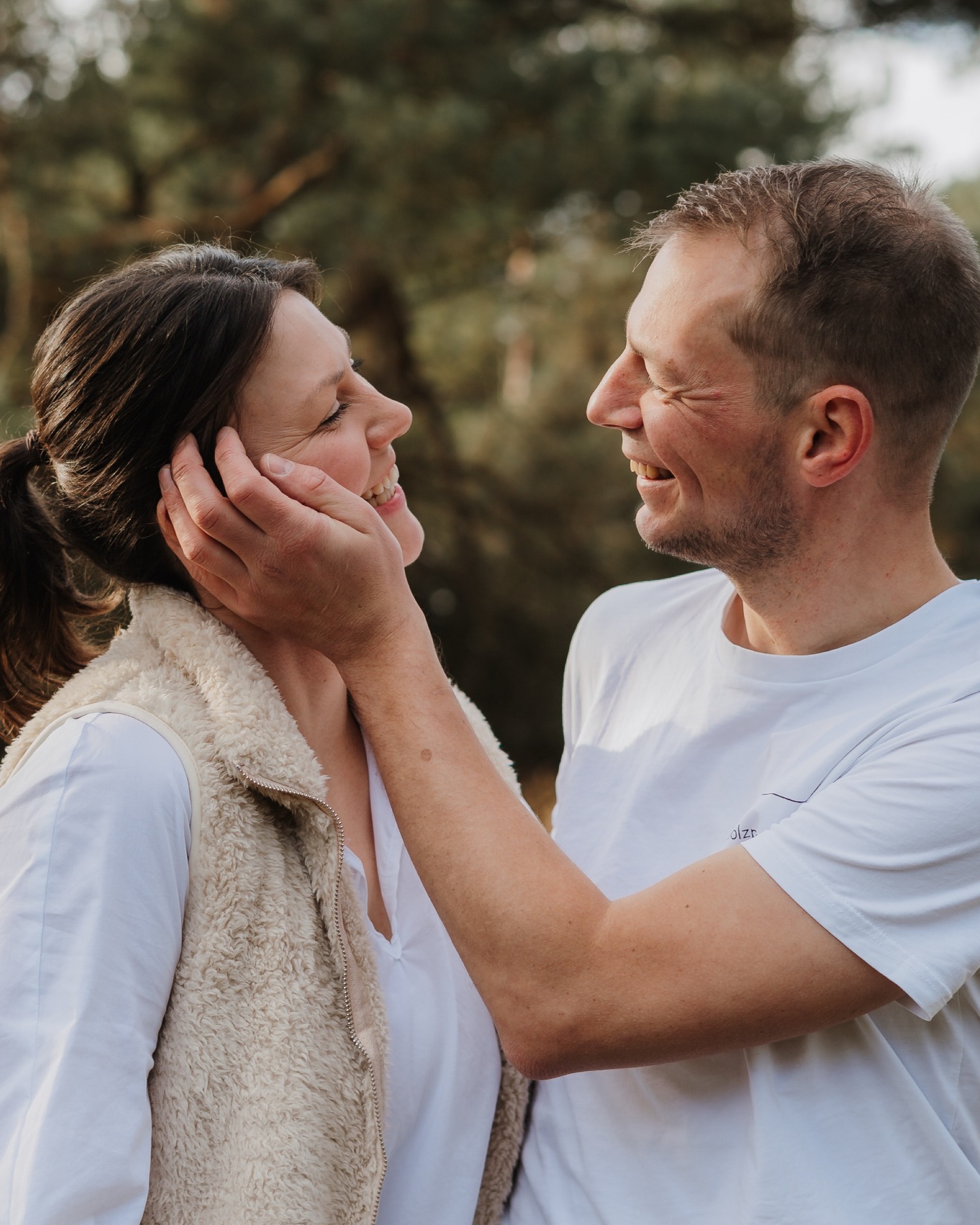 Manchmal halte ich kurz inne und merke, wie viel mir das alles bedeutet. ✨
Wahre Liebesgeschichten begleiten zu dürfen.
Zu sehen, wie aus zwei Menschen ein Zuhause wird.
Wie Familien wachsen, Leben entsteht und Liebe immer größer wird.
Genau hier, im Norden – rund um Bad Segeberg, Reinfeld und Bad Oldesloe – darf ich diese besonderen Momente miterleben.
Echte Nähe. Echtes Vertrauen. Echte Geschichten.
Das ist mehr als ein Job für mich.
Es ist ein Geschenk, das ich nie als selbstverständlich sehe. 🤍
emotionale Erinnerungen
Familienfotografie
Schwangerschaft & Familie
Bad Segeberg
Reinfeld
#echtemomente
#liebesgeschichten
#familienglück