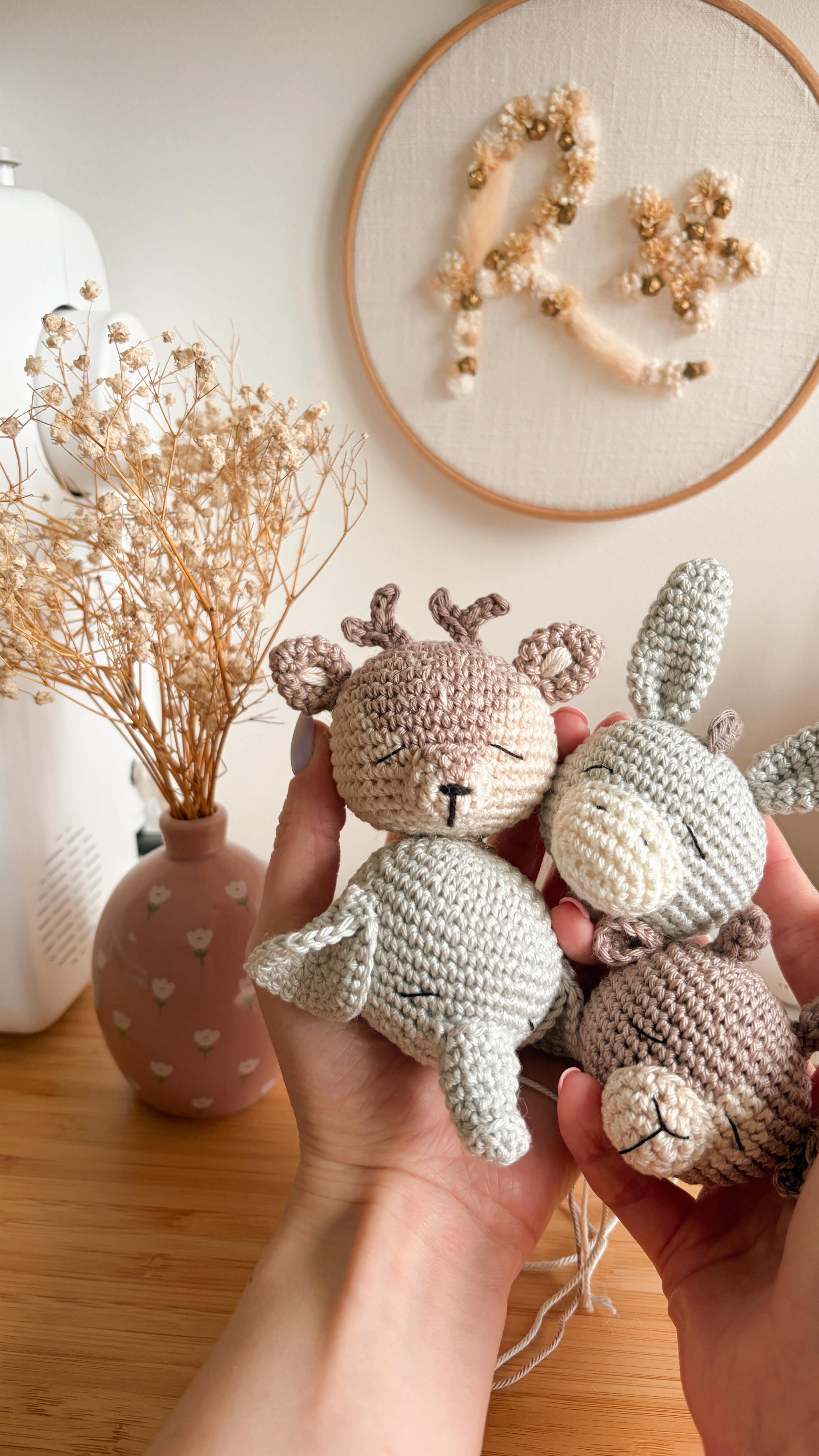 🎉 CONCOURS CLOTURÉ GAGNANTE CONTACTÉE 🎉
Tu m’aides à leur trouver un petit nom ? ✨
Je suis tellement heureuse de pouvoir enfin vous dévoiler les nouveaux animaux qui viennent agrandir la collection de doudous 🧸🤍
Et pour vous remercier d’être restés présents pendant cette pause si précieuse pour moi et mon bébé, j’avais très envie de vous gâter…
Je vous ai donc préparé une petite surprise 🎁
👉 Vous allez pouvoir gagner l’un de ces nouveaux doudous, entièrement personnalisé, en choisissant vos tissus préférés 🥰
Pour participer au concours :
🌷Laissez un commentaire en me disant quel doudou vous aimeriez gagner parmi les 4 nouveaux modèles : biche, éléphant, chèvre ou âne
🌷Il n’y a aucune obligation de s’abonner ou de partager mais libre à toi de le faire si mon univers et mon travail te plaisent 🤍
🧸 À gagner :
- 1 doudou personnalisé d’une valeur de 50 €
💌 Frais de port offerts en France métropolitaine (livraison à domicile) et en Belgique (Point Relais)
⏰ Tirage au sort : le 2 février à 20h
Bonne chance à tous 🍀 et merci du fond du cœur pour votre soutien ✨
#doudoupersonnalisé #futuremaman #doudoubébé #maman2026 #listedenaissance