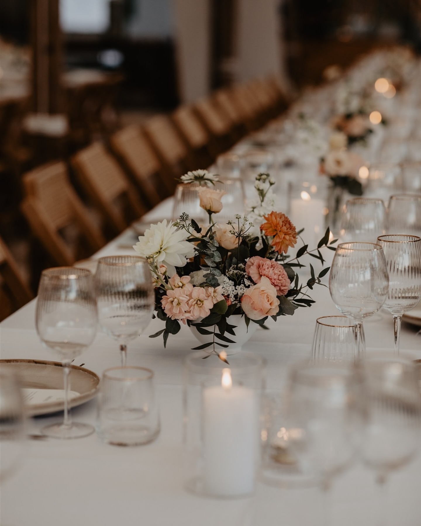 Koop uzelf wat bloemekes dit weekend, om de laatste officiële dag van de zomer te vieren, en laat ze zo schoon zijn als deze van @blombloem.
Beeld door Jeanne by @anneleenjegers
Tableware @wonderrentals.be