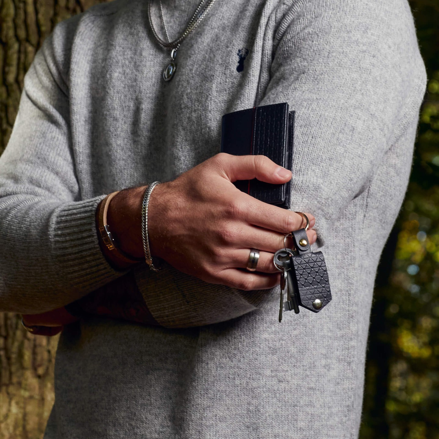 Attention to detail is key, and with Fred Bennett you get just that! Our range of wallets and keyrings boast premium design that makes a bold impression 😎
#fredbennettmen #fredbennett #mensstyle #leatheraccessories #sustainablefashion #recycledleather