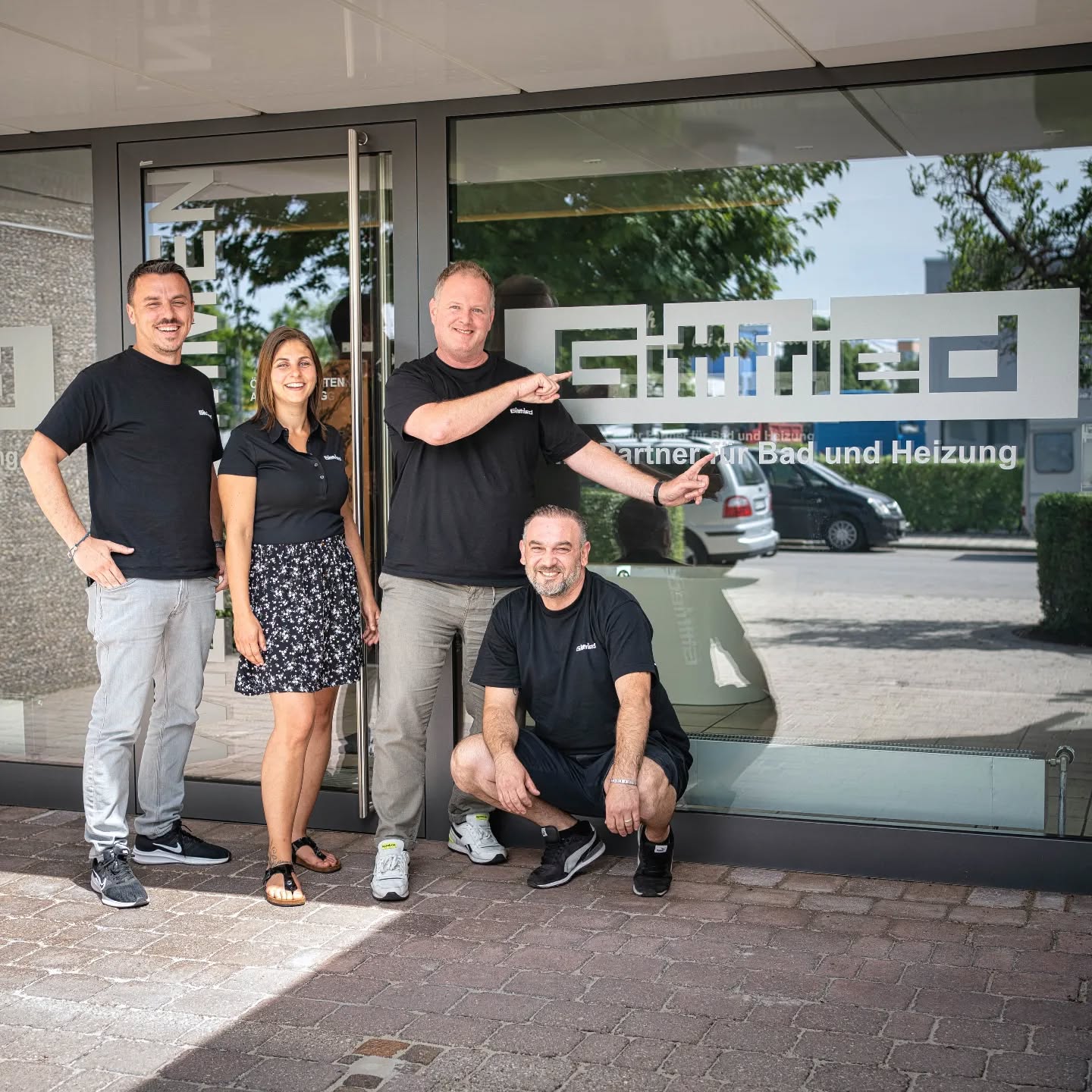 Unser neuer Werbepartner @diewerbetechnik.de hat uns vor ein paar Tagen die Eingangsfronten zu unserer Ausstellung veredelt. Ein perfektes Ergebnis mit dem wir alle äußerst zufrieden und glücklich sind. 👍🤩
Parallel dazu erstellte uns der Allrounder aus der Liebigstraße noch ein paar neue Shirts für unser Verkaufsteam.
#gittfried #karlsfeld #gittfriedkarlsfeld #diewerbetechnik #integralgroup #partner #zusammenstark #zusammenkarlsfeld #werbetechnik #beklebung