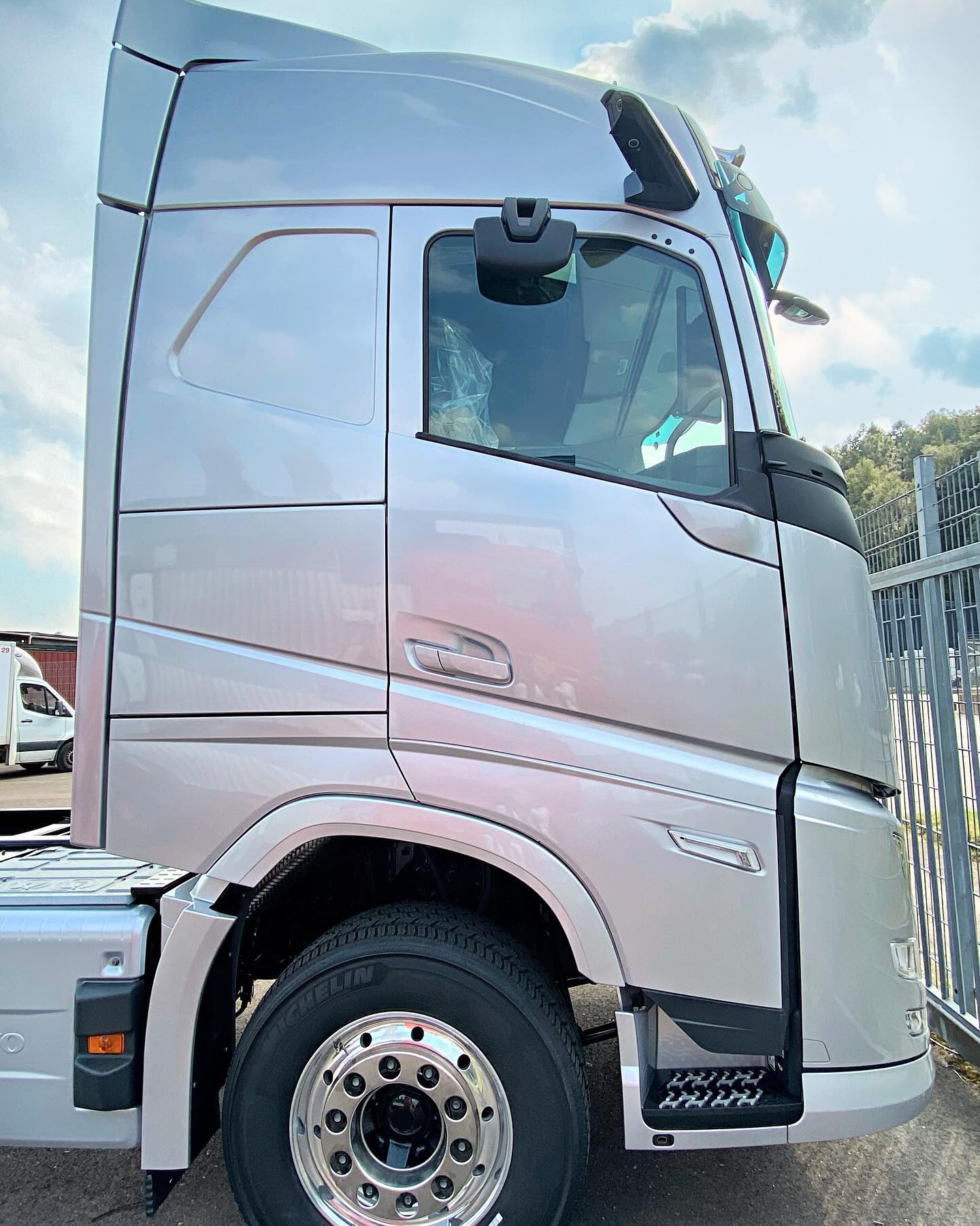 Ta en titt på vår senaste nylackade silverfärgade lastbil!
En perfekt kombination av elegans och prestanda 🩶
www.hovgardensytskydd.se
Ring oss idag 0705848422
#HovgårdensYtskydd #LastbilLackering #Entreprenadaskiner #Industriackering #SpotRepair #PlastReparationer #Lastbil #Fälgreparation