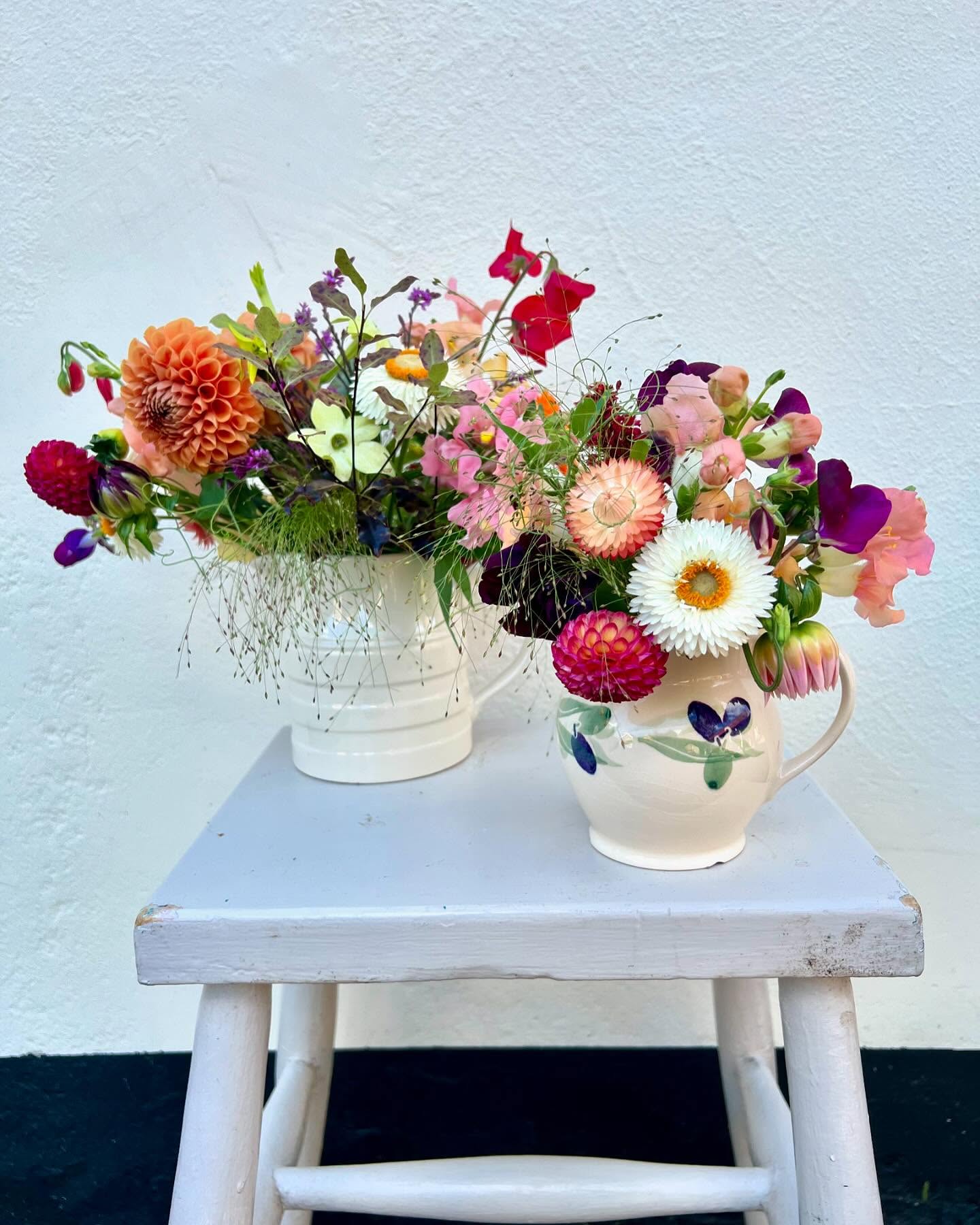 Jar of Joy for all occasions!
Freshly cut, seasonal English flowers including special dahlias, grown in Burton Leonard.
£5 medium (right ) or £8 large posie (left)
Now sold at our village shop @burtonleonardpo from each Thursday or preorder with Cathy on 07989 195773.