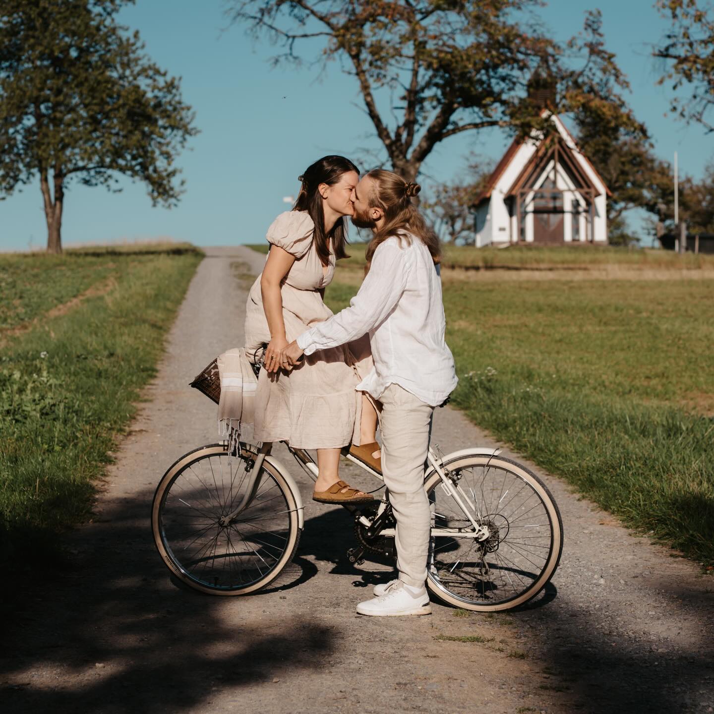 Zeitlose Bilder entstehen, wenn man den Moment einfach sein lässt….
Ich möchte eine entspannte Atmosphäre schaffen. Echte Nähe. Erinnerungen, die bleiben 💕
Meine Fotografie erzählt nicht von Perfektion – sondern von Verbindung ✨
#paarshooting #aschaffenburg #spätsommer #verbindung
@_studio.noa Danke, dass ihr so offen wart & euch einfach drauf eingelassen habt!