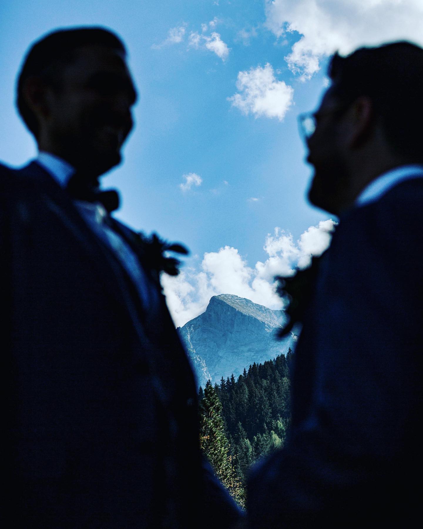 What a year it is/ was. I don’t know about you but not be able to see family and friends is a hard time for me. But there is light in so many ways at the end of the tunnel. On this was this wedding by two wonderful people. And thank you for the recommendation 🥰. Can’t wait to see my loved couples in 2022. A magic number. #wedding #weddingday #hochzeit #kempinski