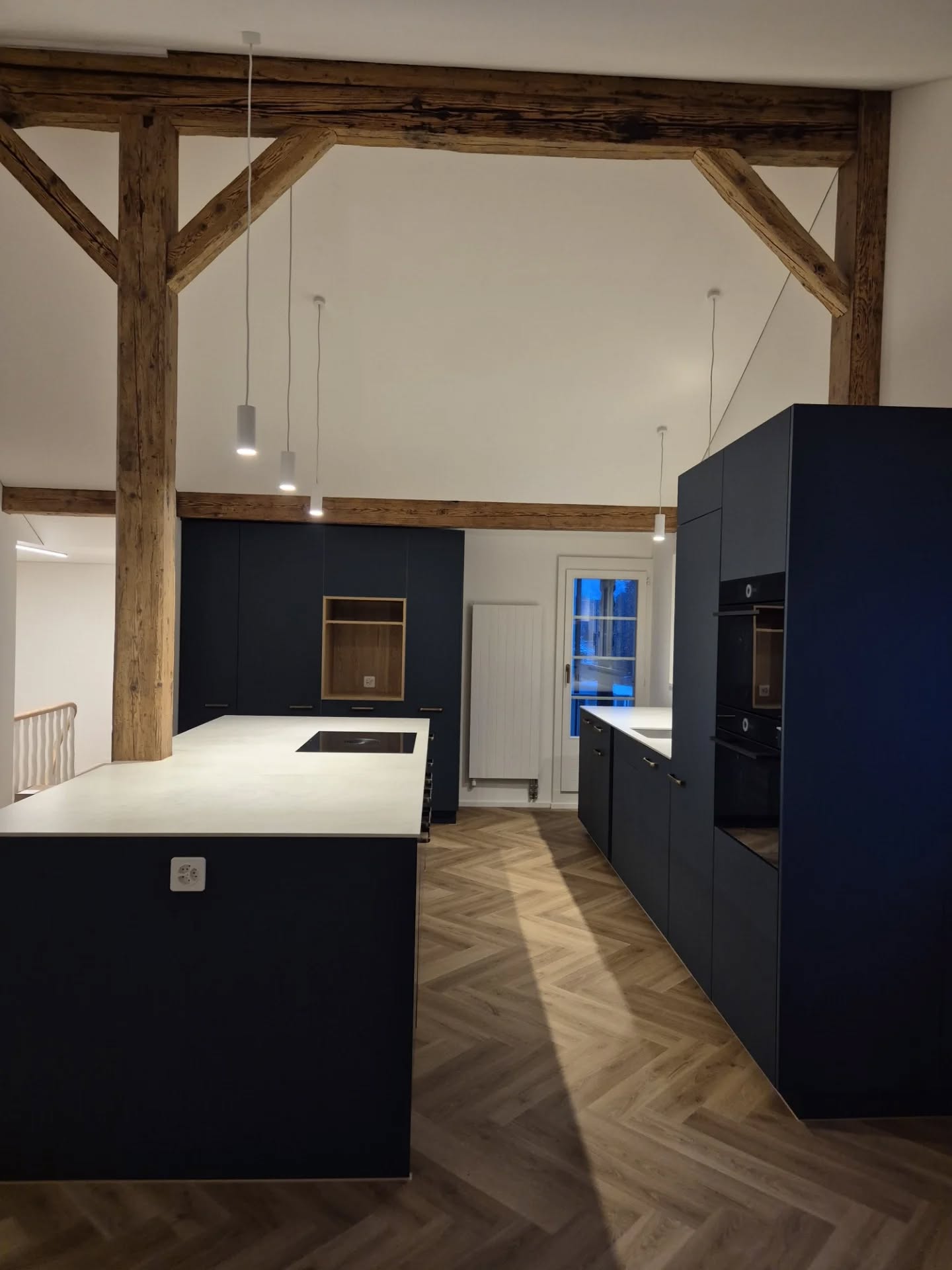 Altbau trifft Moderne 🤍💙
Für dieses besondere Projekt durften wir Küche, Garderobe, Badmöbel und diverse Schreinerarbeiten umsetzen.
Klare Linien, matte blaue Fronten, warme Holzelemente und hochwertige Materialien verbinden den Charme des Altbaus mit modernem Design. 🛠️✨
Danke @_nadias_ & @pascalhiob für den Auftrag und das Vertrauen 🙌
#küche #madeschwyz #altbau #modern # handwerk