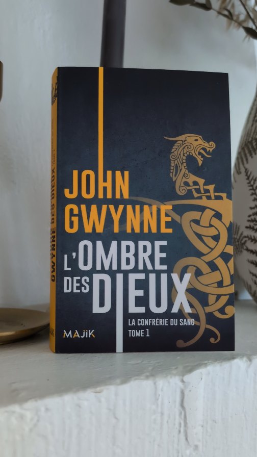 Aujourd'hui j'ai reçu « L'ombre des dieux - Tome 1 : La confrérie du sang » publié chez @leha.editions !
✨ Résumé ✨
Après une guerre dévastatrice ayant mené à leur extinction, les dieux ont laissé derrière eux une plaine dévastée, Vigrid. A l'ombre de la chaîne de montagnes constituée des os d'un ancien dieu, les humains survivent aux incursions des vaesens, de terrifiants monstres vivant de l'autre côté de l'unique passe séparant leurs terres. Au milieu de conflits internes entre les différents jarls, une menace semble émerger alors que les enlèvements d'enfants se multiplient.
Orka a raccroché son épée après une vie de mercenaire pour élever son fils, Breca. Mais lorsque celui-ci est enlevé, elle n'a d'autre choix pour venger son compagnon et secourir son enfant que de ressusciter son passé guerrier. De son côté, Varg, un ancien esclave à la recherche des assassins de sa soeur croisera le chemin d'une compagnie de mercenaires, la Confrérie du Sang. Au milieu des guerriers, il va découvrir peu à peu ce qu’il n’a jamais connu dans sa vie : la chaleur de l’amitié et de la camaraderie, et peut-être sa propre humanité. Au sein d'une autre compagnie mercenaire, Elvar, qui a rejeté son héritage de fille de jarl et intégré les Chiens de Guerre, va voir son passé ressurgir.
Dans l'ombre des dieux morts un autre conflit, peut-être plus dévastateur encore, pourrait plonger une fois de plus Vígríd dans le chaos.
Dites-moi en commentaire si ce roman vous tente 😊
#roman #leha #Booklover #BookstagramMeute #unboxing