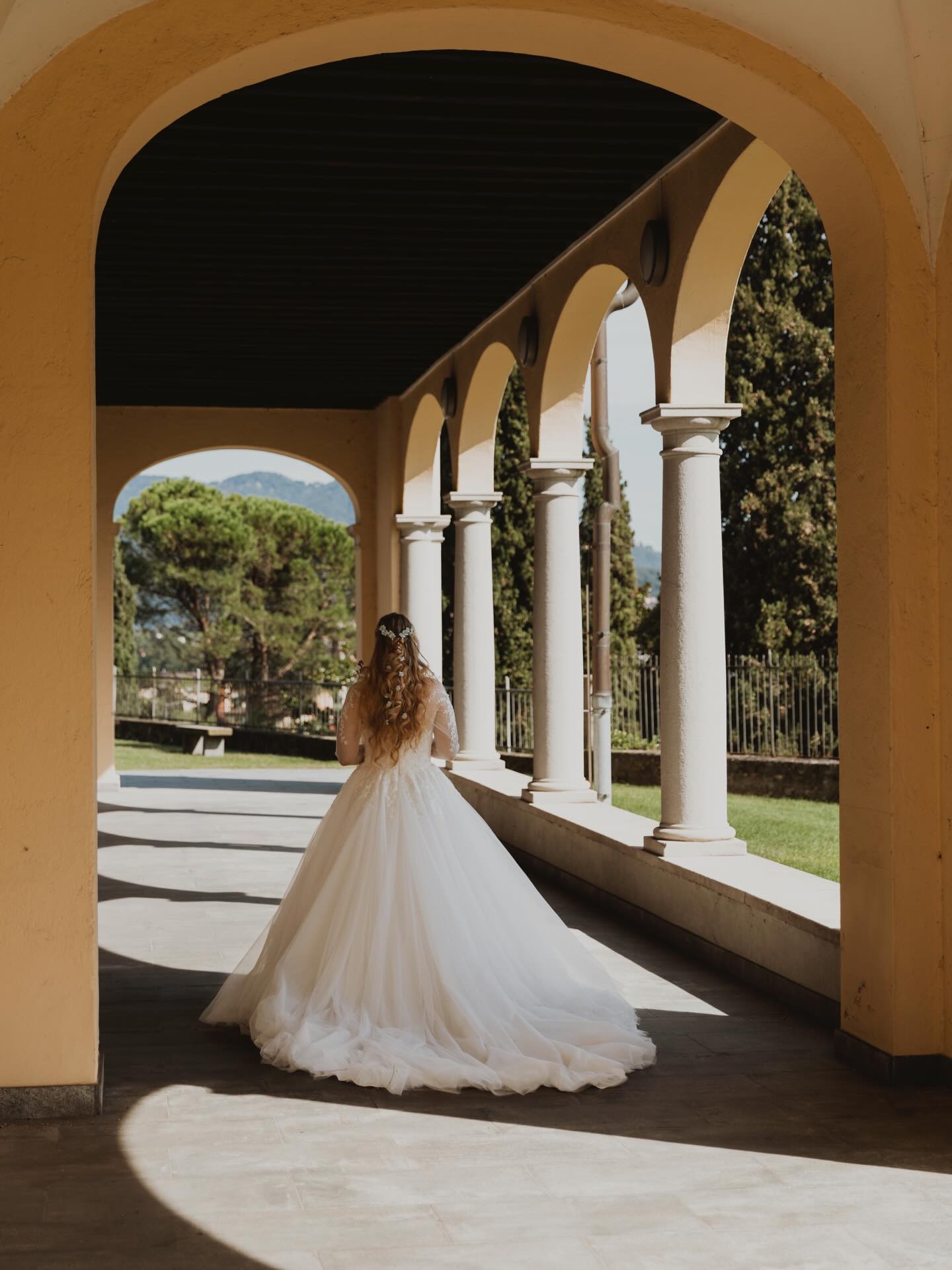 Tra giochi di luci e ombre, una giovane sposa avanza con grazia.
È stato bello fotografare Denise che, nella sua timidezza, ha mostrato tutta la sua bellezza.❤️
-
#wedding #weddingphotography #weddingticino #matrimonio
