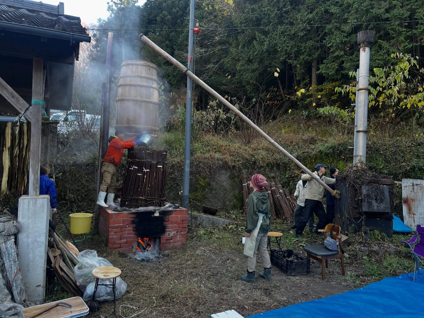 楮の蒸し剥ぎに参加してきました。
和紙職人の田村亮二さんが毎年行っている
楮(こうぞ)の蒸し剥ぎに、
土佐和紙振興会のメンバーとして参加させていただきました。
大自然に囲まれた場所で行う蒸し剥ぎ作業は、
工房での作業とはまったく違う時間の流れがあり、
とても贅沢で、心がほどけるような体験でした。
蒸し上がった楮の皮を剥ぐ瞬間の感触。
立ちのぼる湯気。
山の空気と静けさ。
改めて、和紙は
「自然の中で育ち、自然の中で生まれる素材」
なのだと実感します。
そして、楮と一緒に蒸した焼き芋が…
本当に最高でした🍠
外で食べる焼き芋は、どうしてあんなに美味しいのでしょう。
来年、蒸し剥ぎに参加してみたい方は、
ぜひ土佐和紙振興会までお問い合わせください。
原料づくりから関わる体験は、
和紙を見る目がきっと変わります。
#土佐和紙
#和紙づくり
土佐和紙振興会