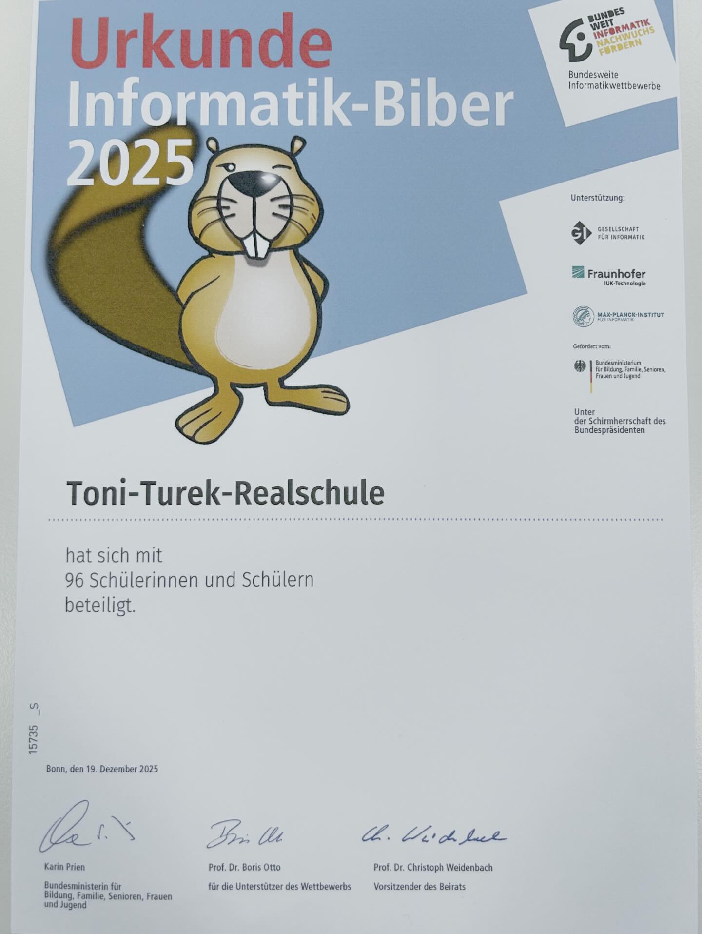 Unsere Schule hat erfolgreich am Informatik-Biber 2025/26 teilgenommen! 🦫💻 Insgesamt 91 Schülerinnen und Schüler der Jahrgangsstufe 6 knobelten an Aufgaben zu logischem Denken, Algorithmen, Mustererkennung und Informationsdarstellung — viele davon mit beachtlichen Ergebnissen. Alle Teilnehmenden erhielten eine Urkunde als Anerkennung für ihr Engagement. Wir sind stolz auf diese tolle Leistung und freuen uns schon auf die nächste Runde! #toniturekrealschule #realschule #düsseldorf #informatikbiber #informatik